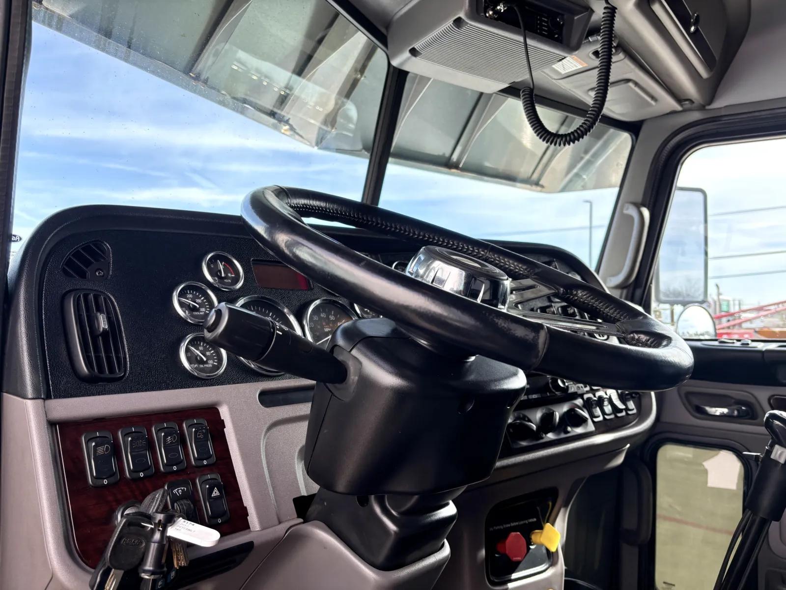 2017 Peterbilt 389 in Hutchins, TX — photo 15