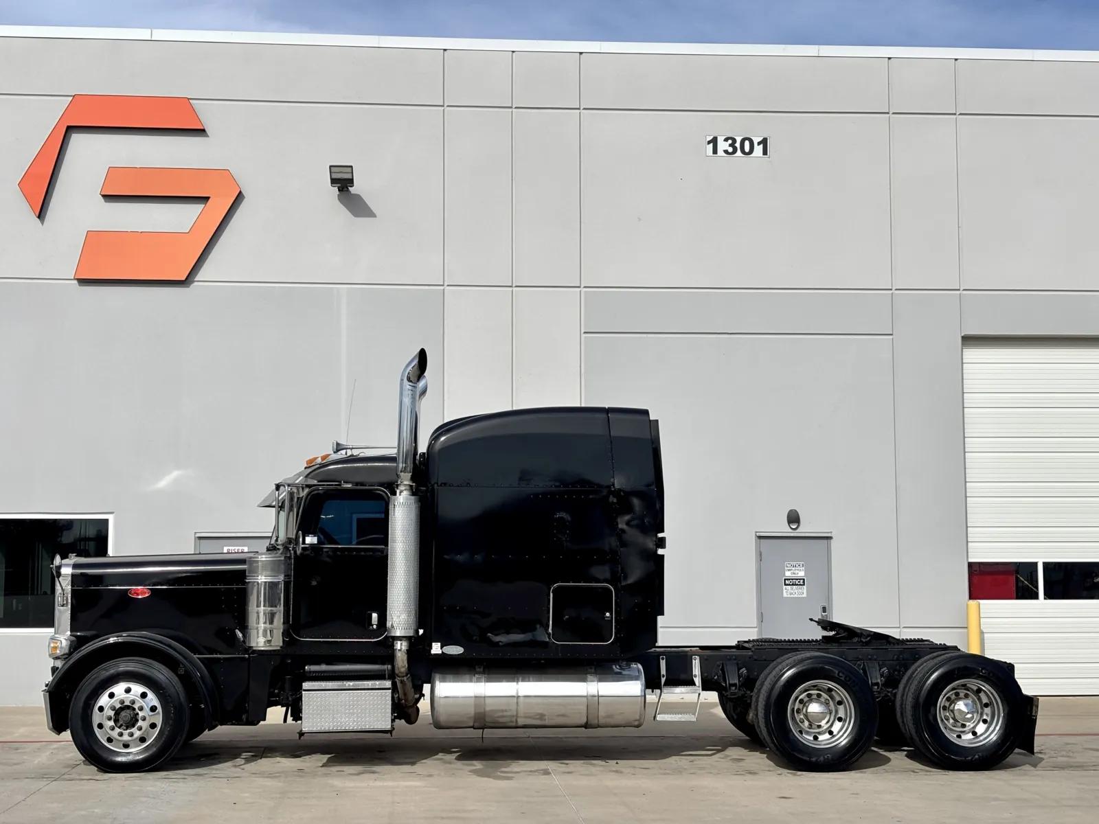 2006 Peterbilt 379 in Hutchins, TX — photo 4