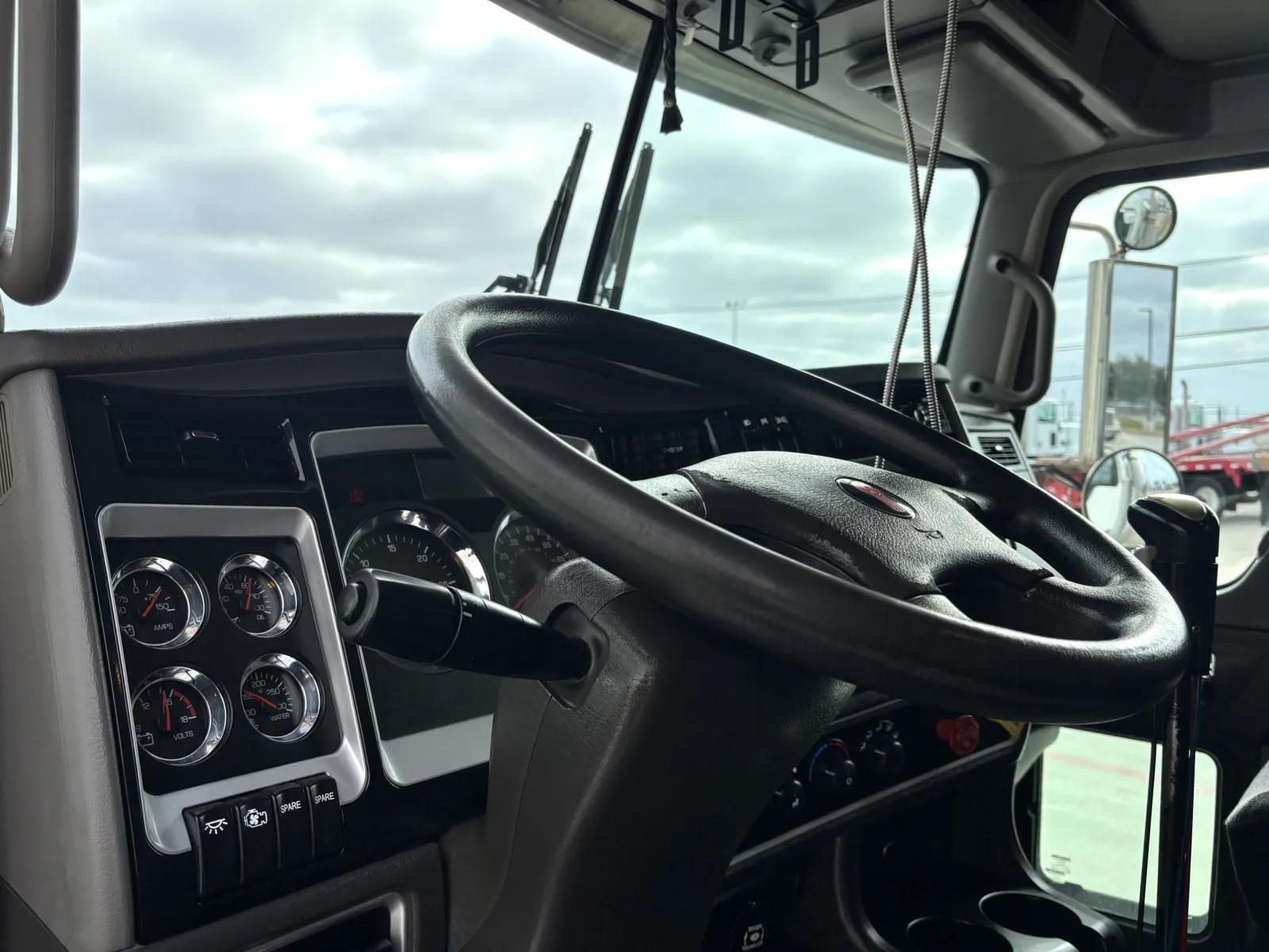 2017 Kenworth T800 in Hutchins, TX — photo 15