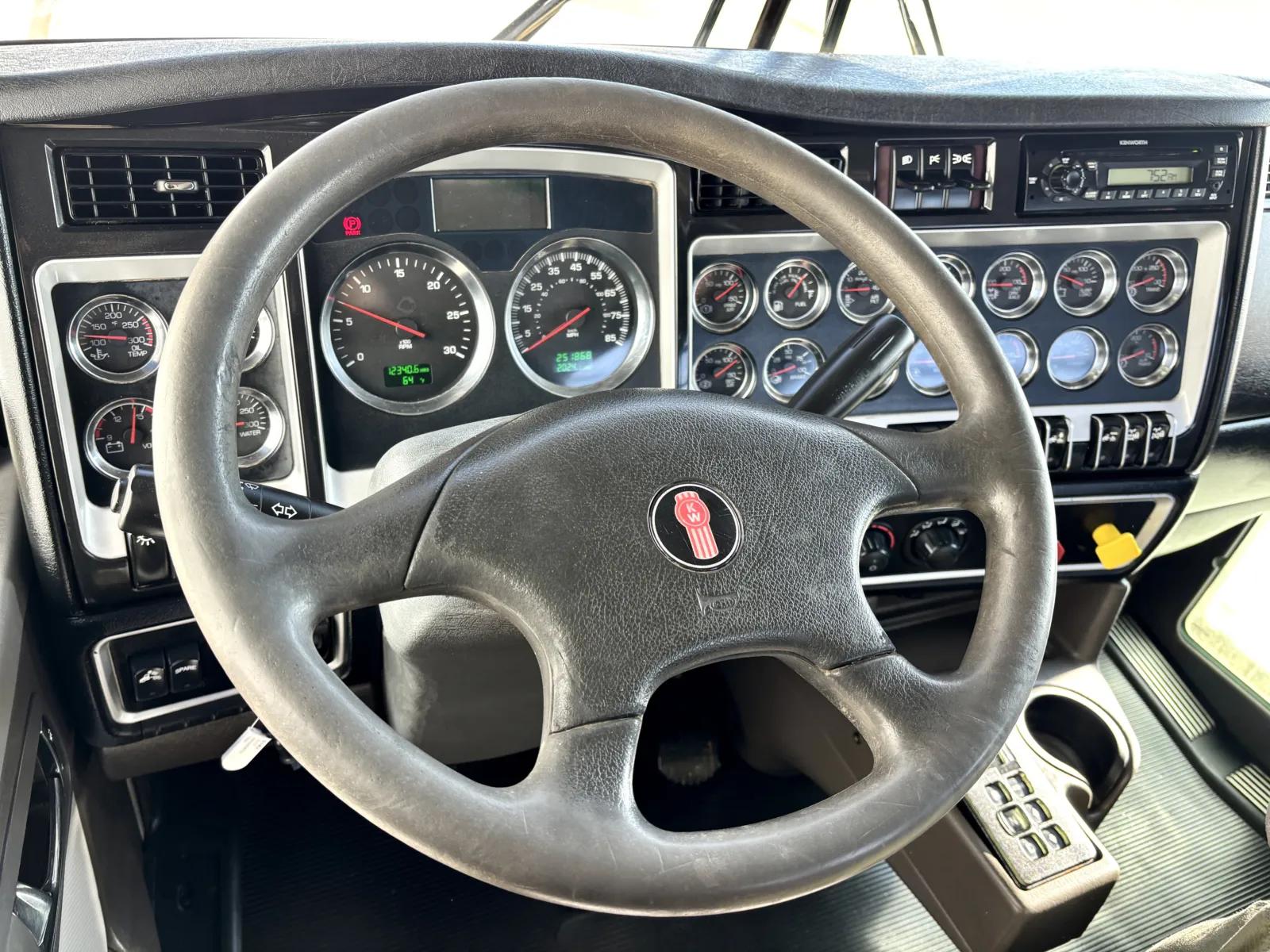 2012 Kenworth T800 in Hutchins, TX — photo 16