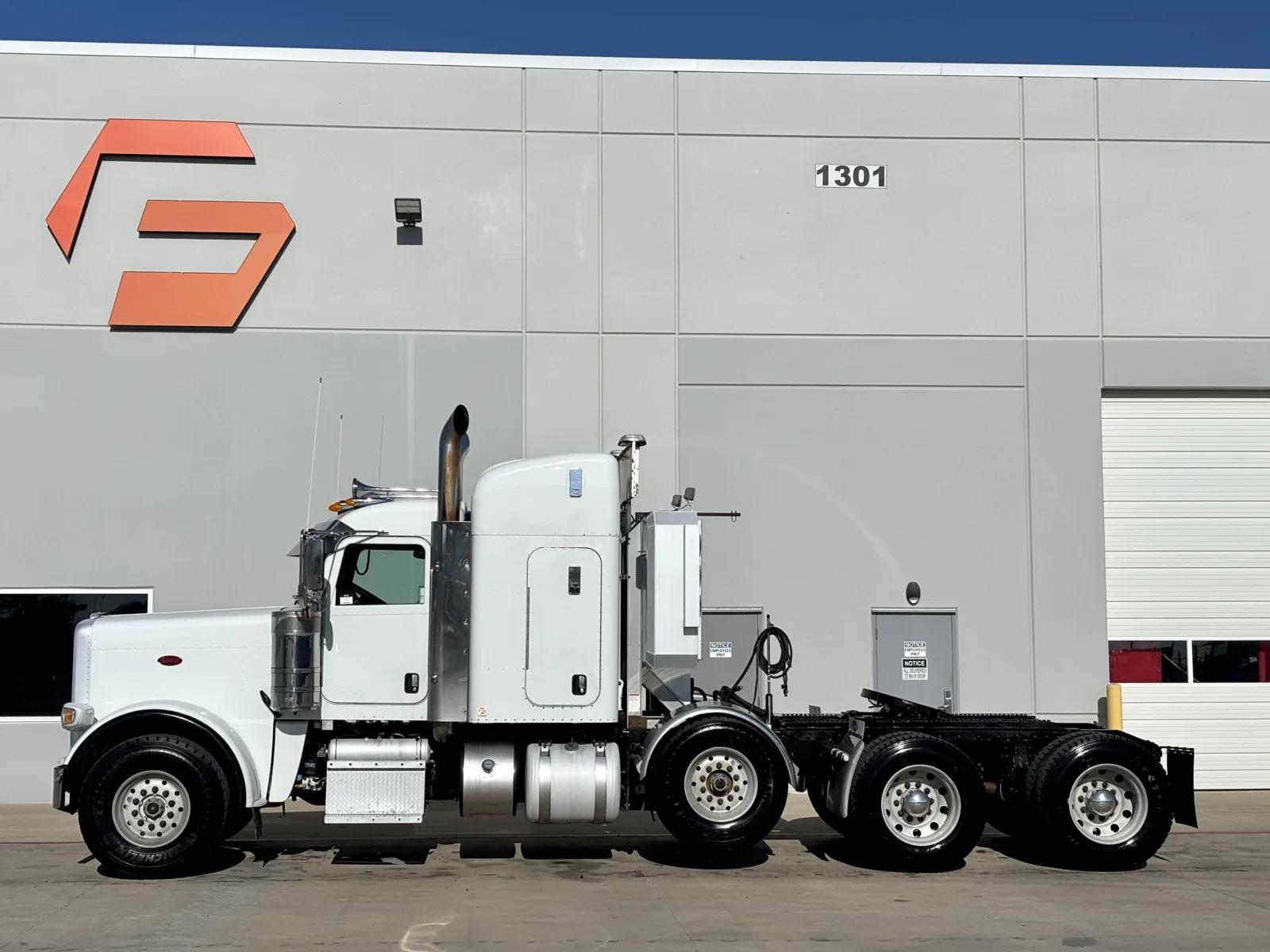 2017 Peterbilt 389 in Hutchins, TX — photo 4