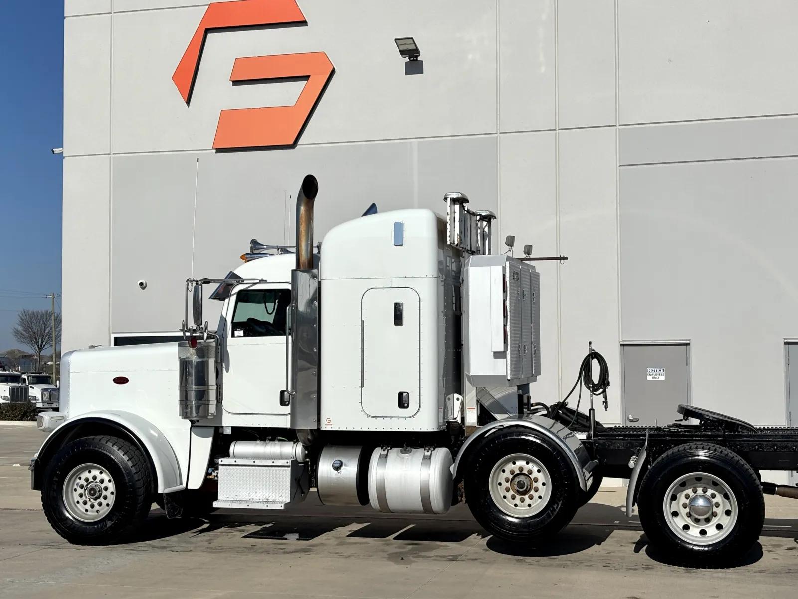 2017 Peterbilt 389 in Hutchins, TX — photo 8