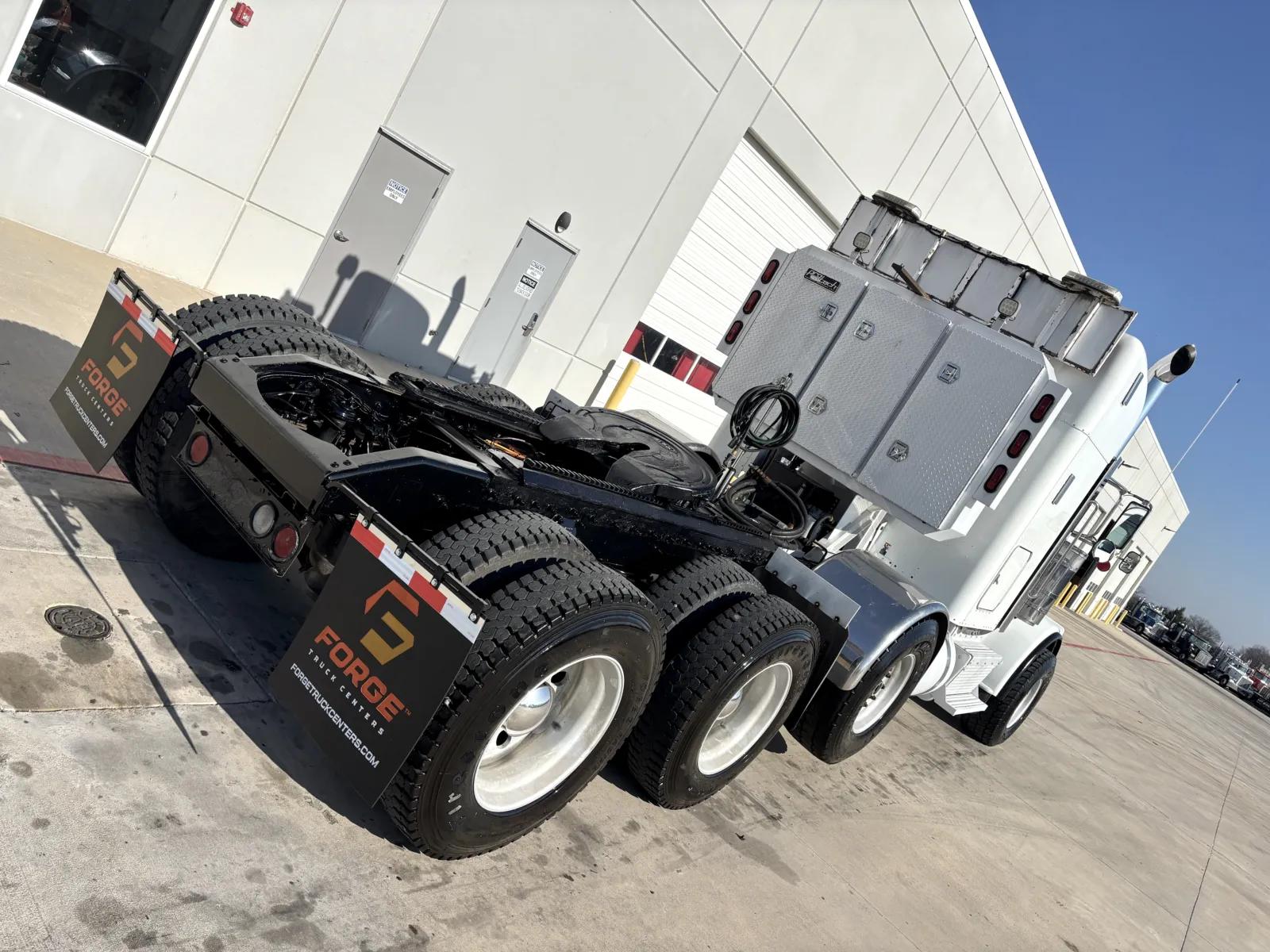 2017 Peterbilt 389 in Hutchins, TX — photo 11