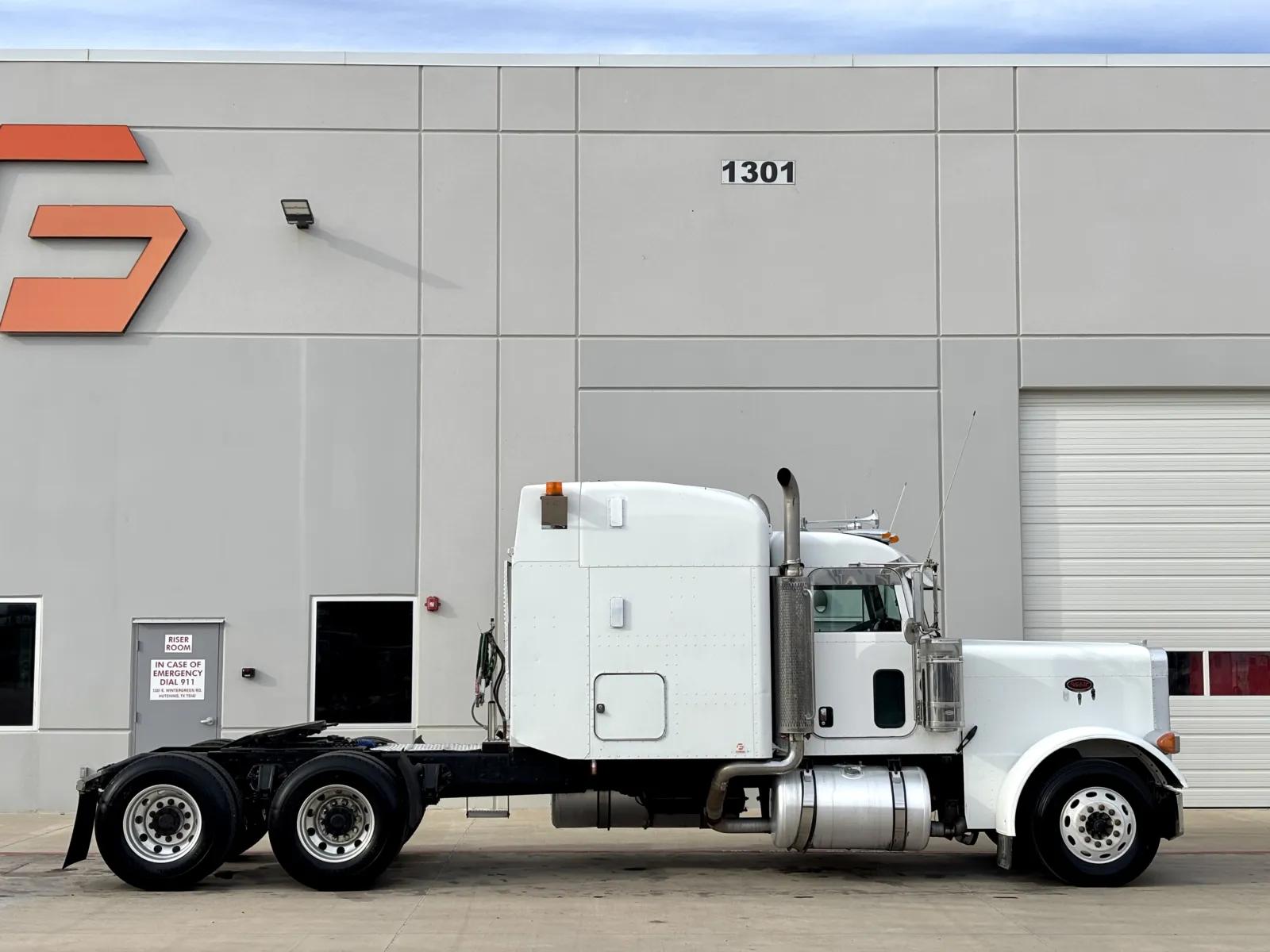 2006 Peterbilt 379 in Hutchins, TX — photo 3