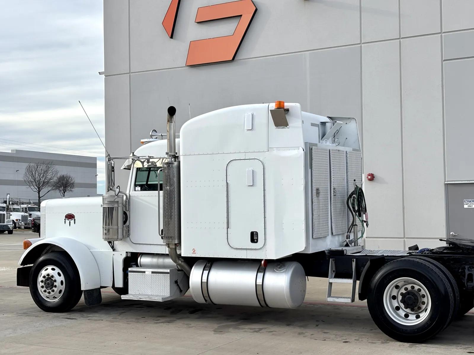 2006 Peterbilt 379 in Hutchins, TX — photo 8