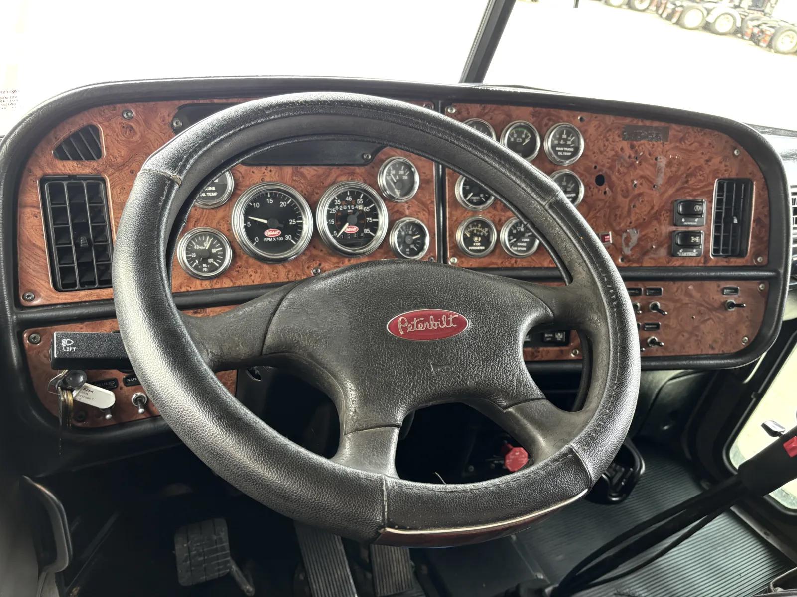 2006 Peterbilt 379 in Hutchins, TX — photo 16