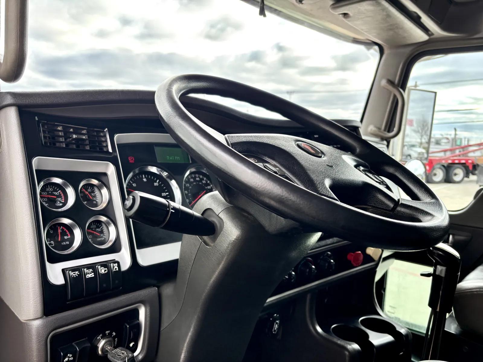 2012 Kenworth W900 in Hutchins, TX — photo 15