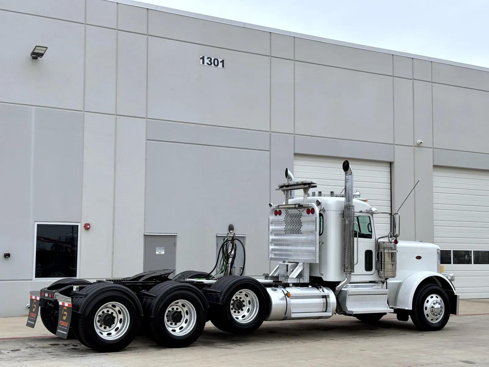 2023 Peterbilt 389 in Hutchins, TX — photo 5