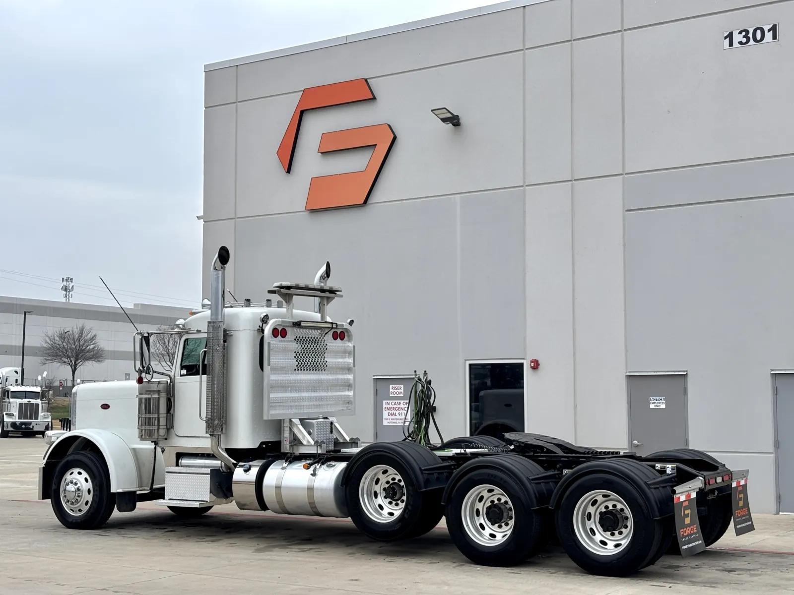 2023 Peterbilt 389 in Hutchins, TX — photo 6