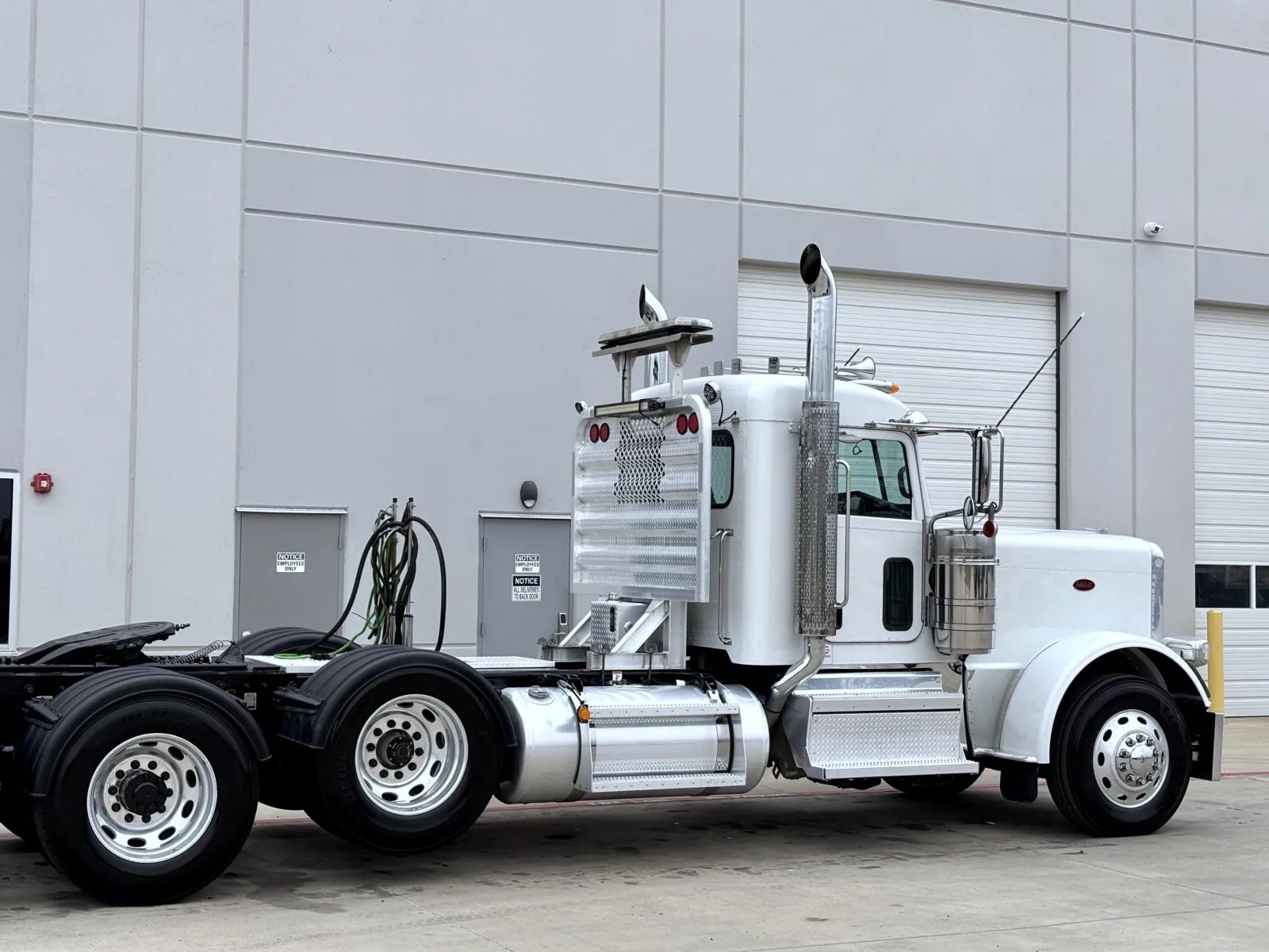 2023 Peterbilt 389 in Hutchins, TX — photo 7
