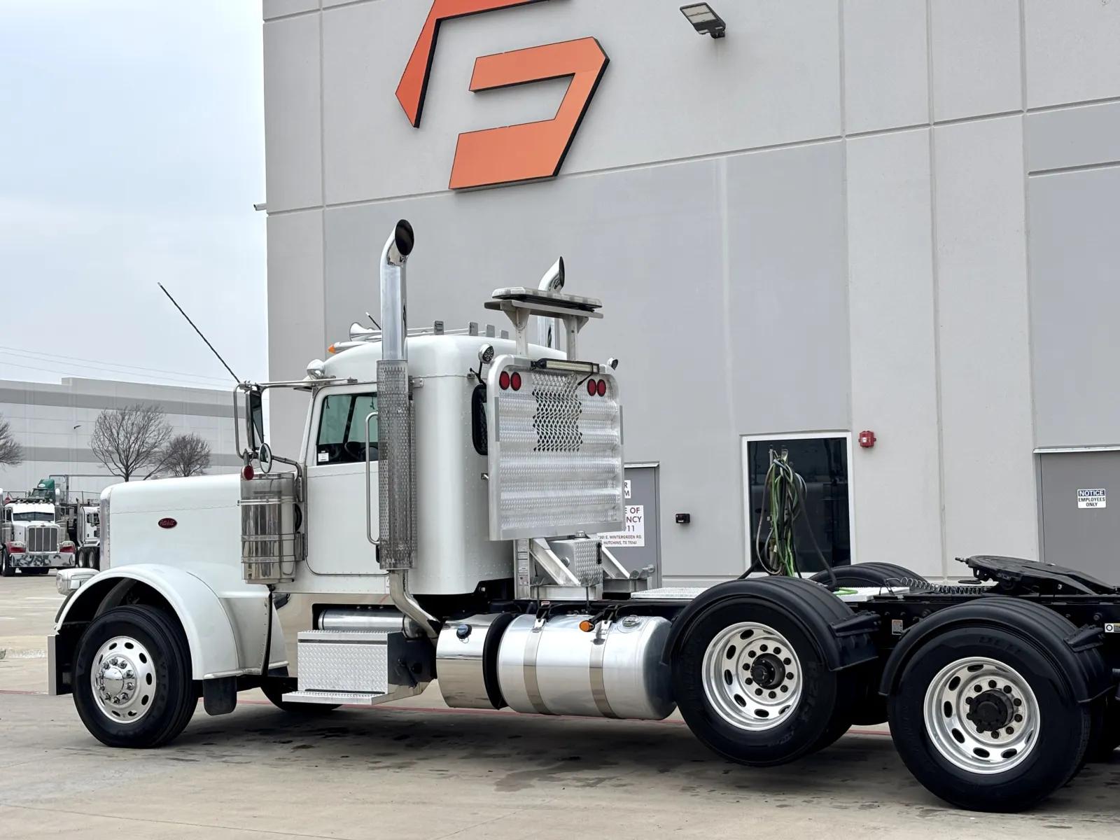 2023 Peterbilt 389 in Hutchins, TX — photo 8
