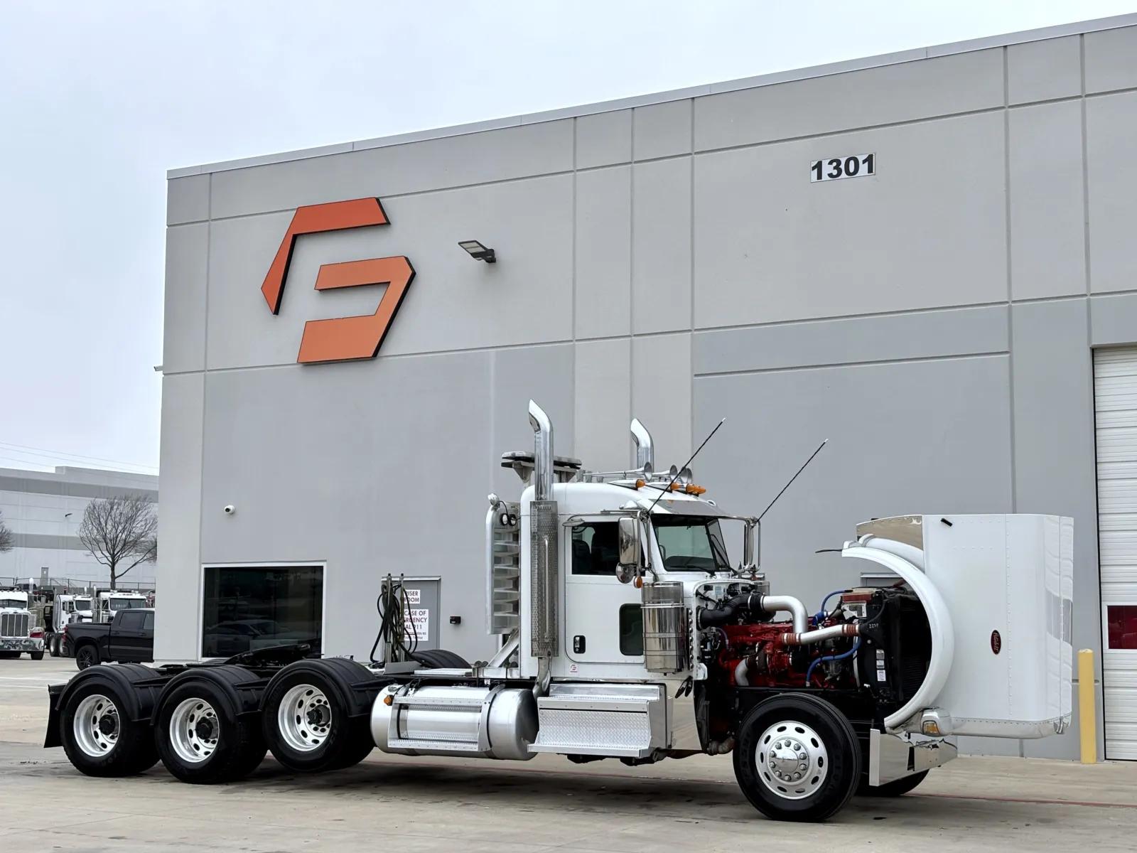 2023 Peterbilt 389 in Hutchins, TX — photo 9