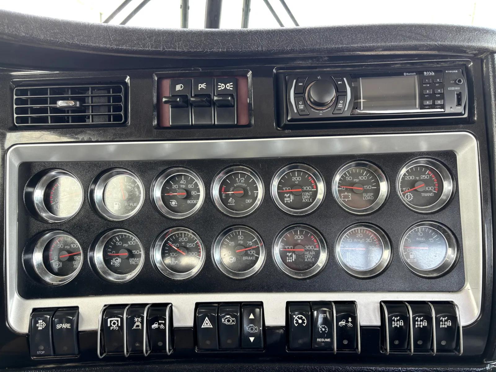 2013 Kenworth T800 in Hutchins, TX — photo 17