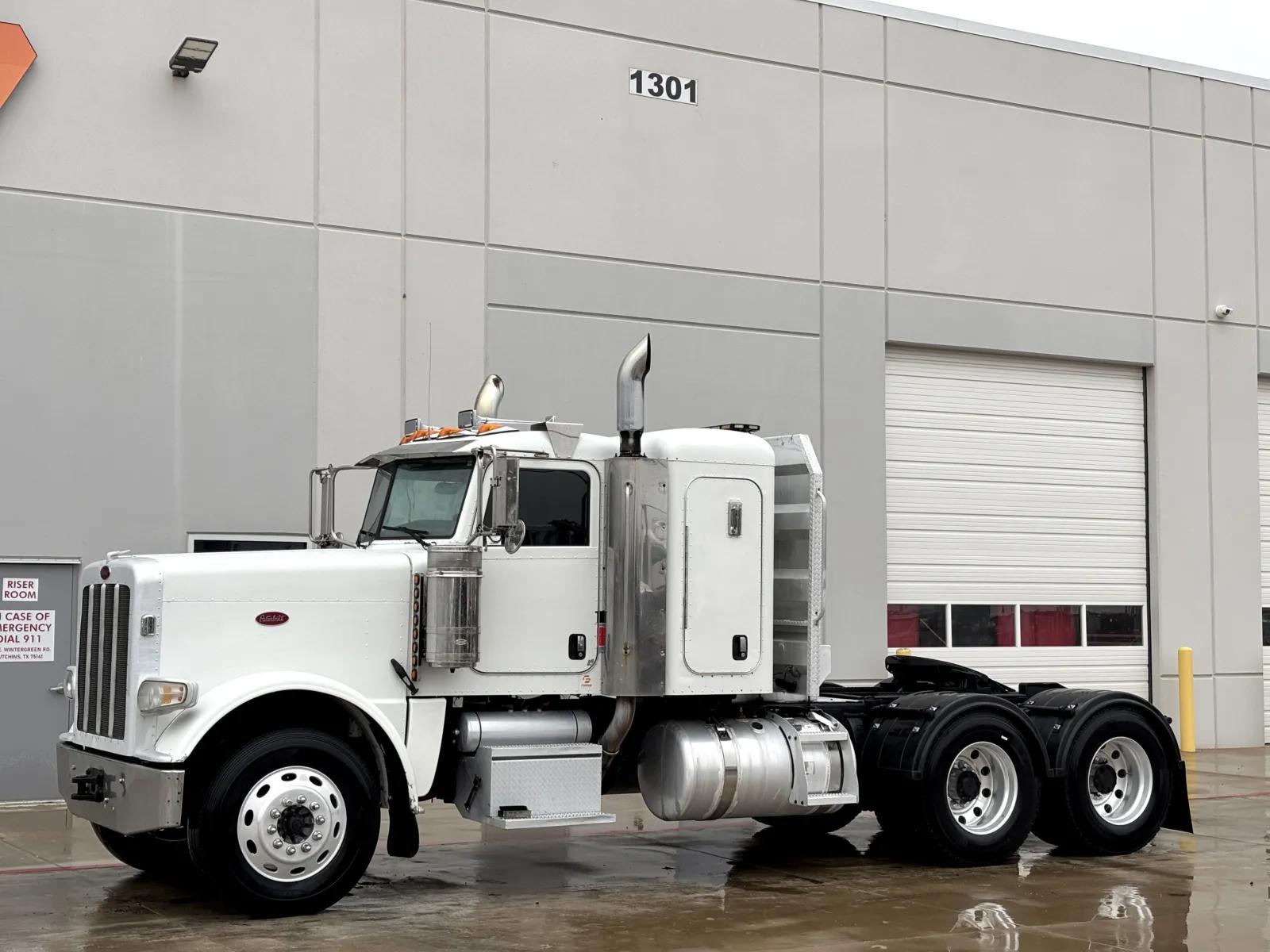 2009 Peterbilt 388 in Hutchins, TX — photo 2