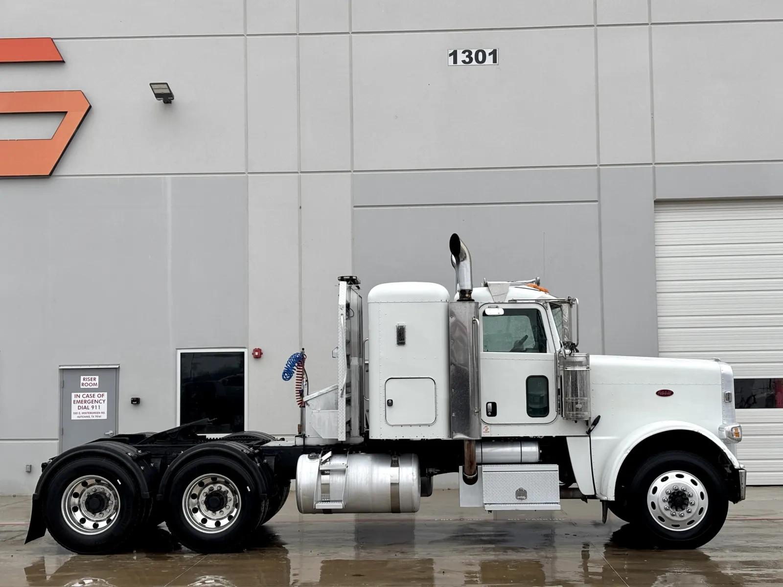 2009 Peterbilt 388 in Hutchins, TX — photo 3