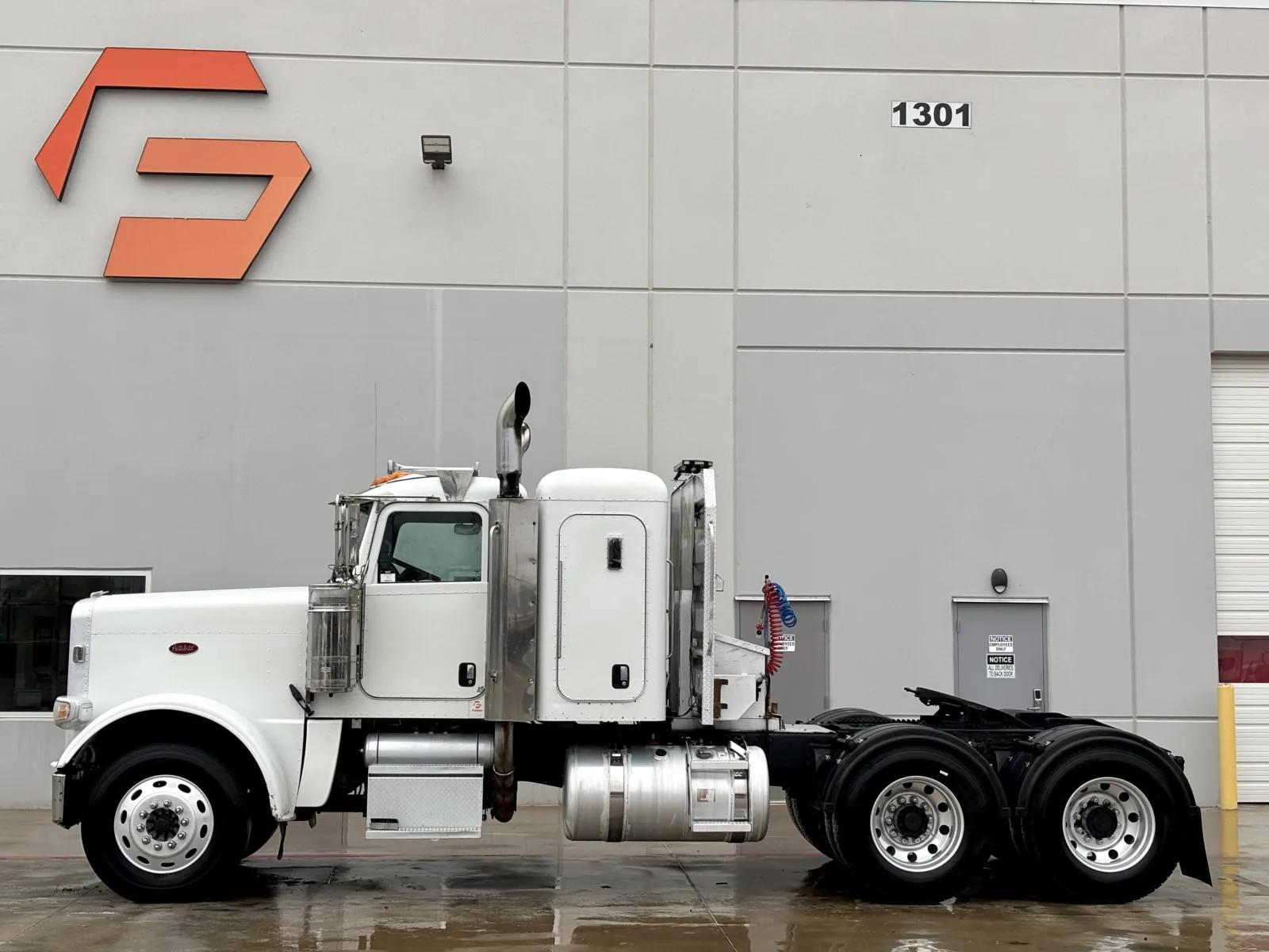 2009 Peterbilt 388 in Hutchins, TX — photo 4