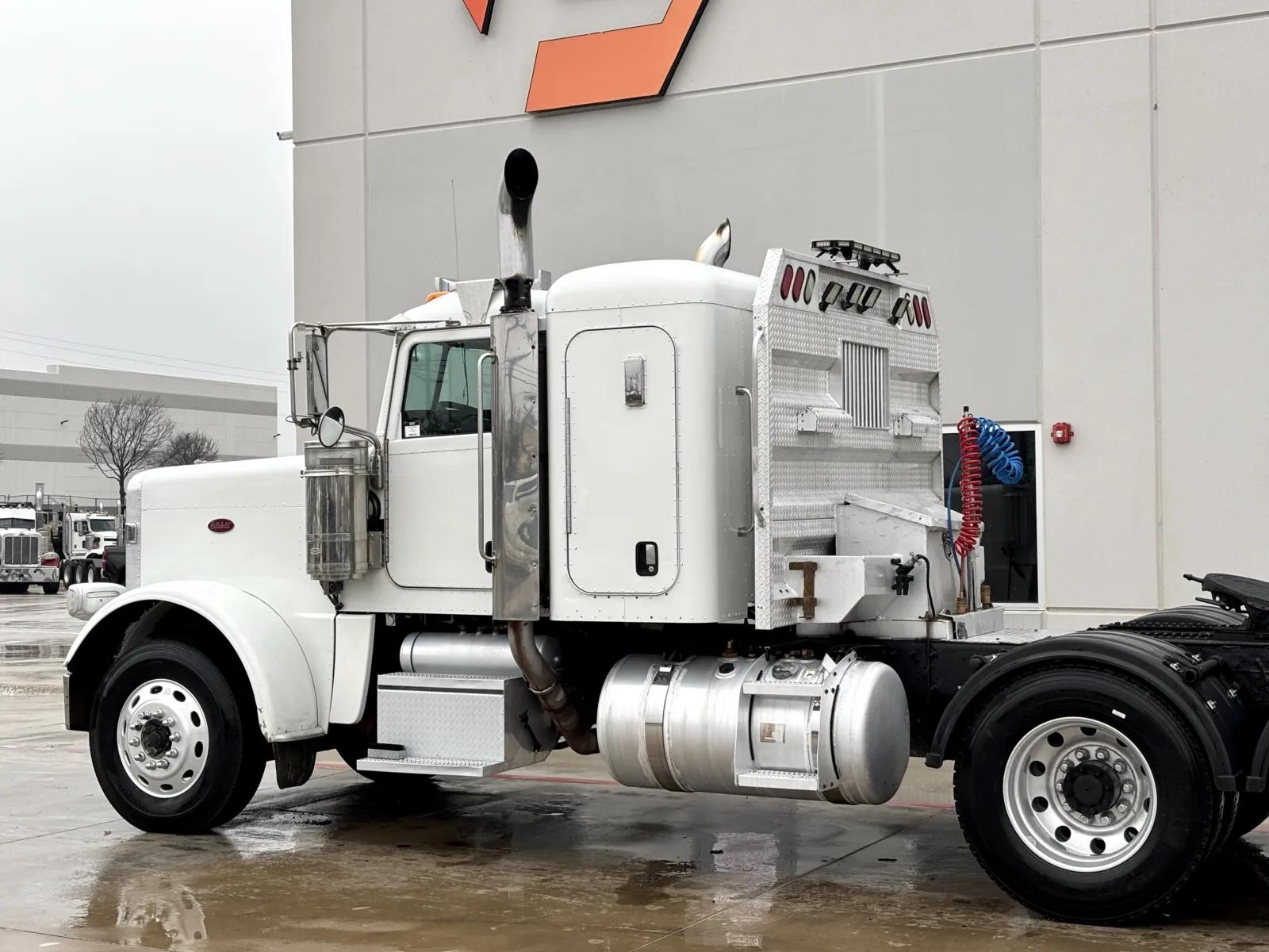 2009 Peterbilt 388 in Hutchins, TX — photo 8