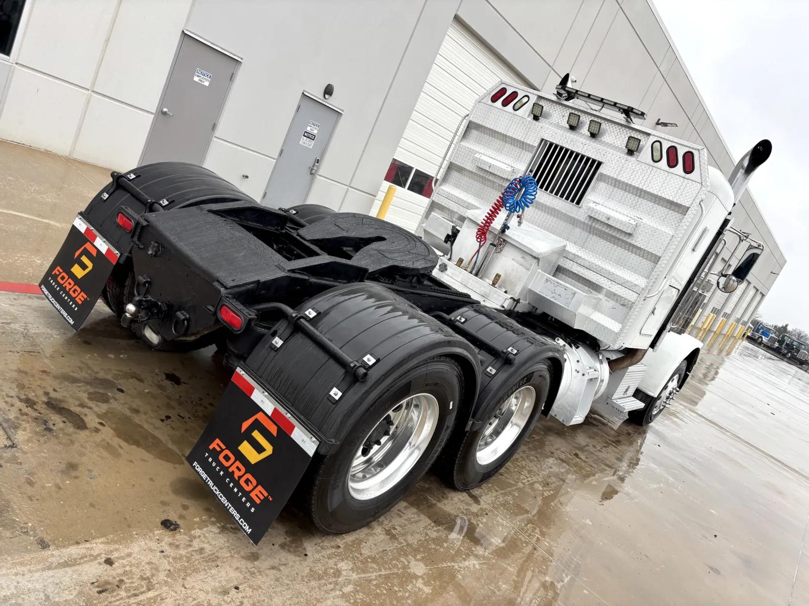 2009 Peterbilt 388 in Hutchins, TX — photo 11