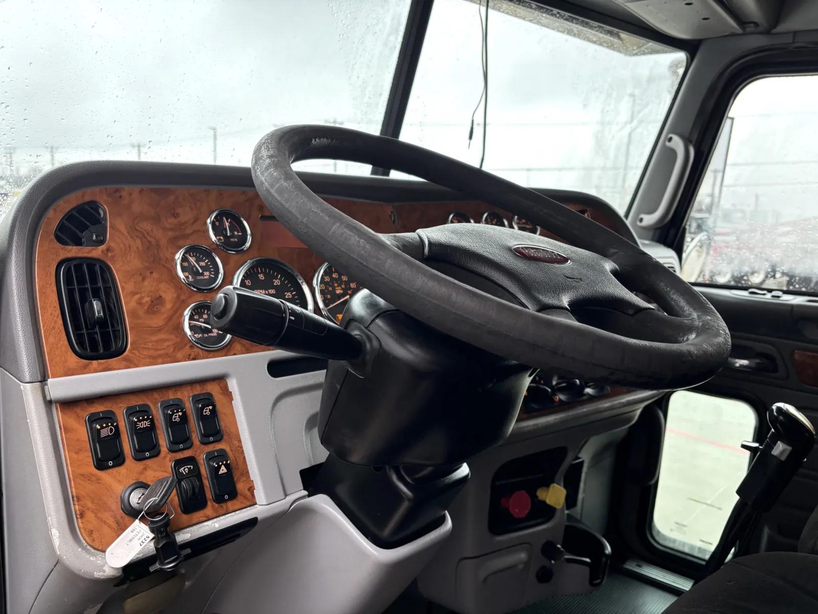 2009 Peterbilt 388 in Hutchins, TX — photo 15