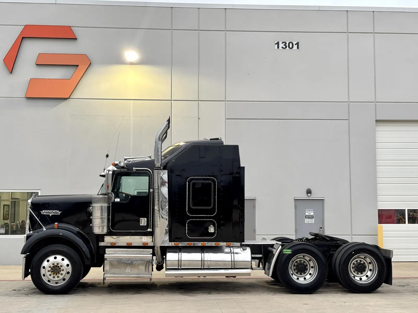 2000 Kenworth W900 in Hutchins, TX — photo 4