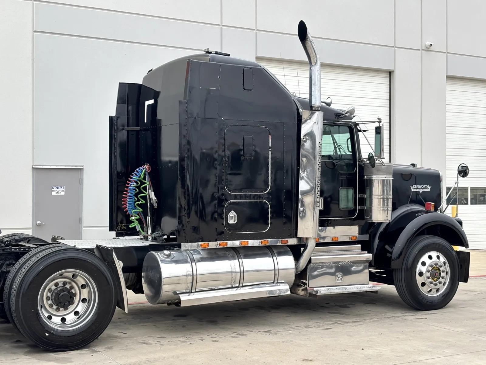 2000 Kenworth W900 in Hutchins, TX — photo 7