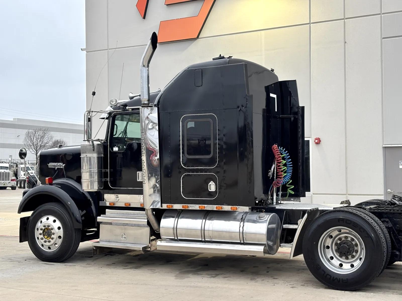 2000 Kenworth W900 in Hutchins, TX — photo 8