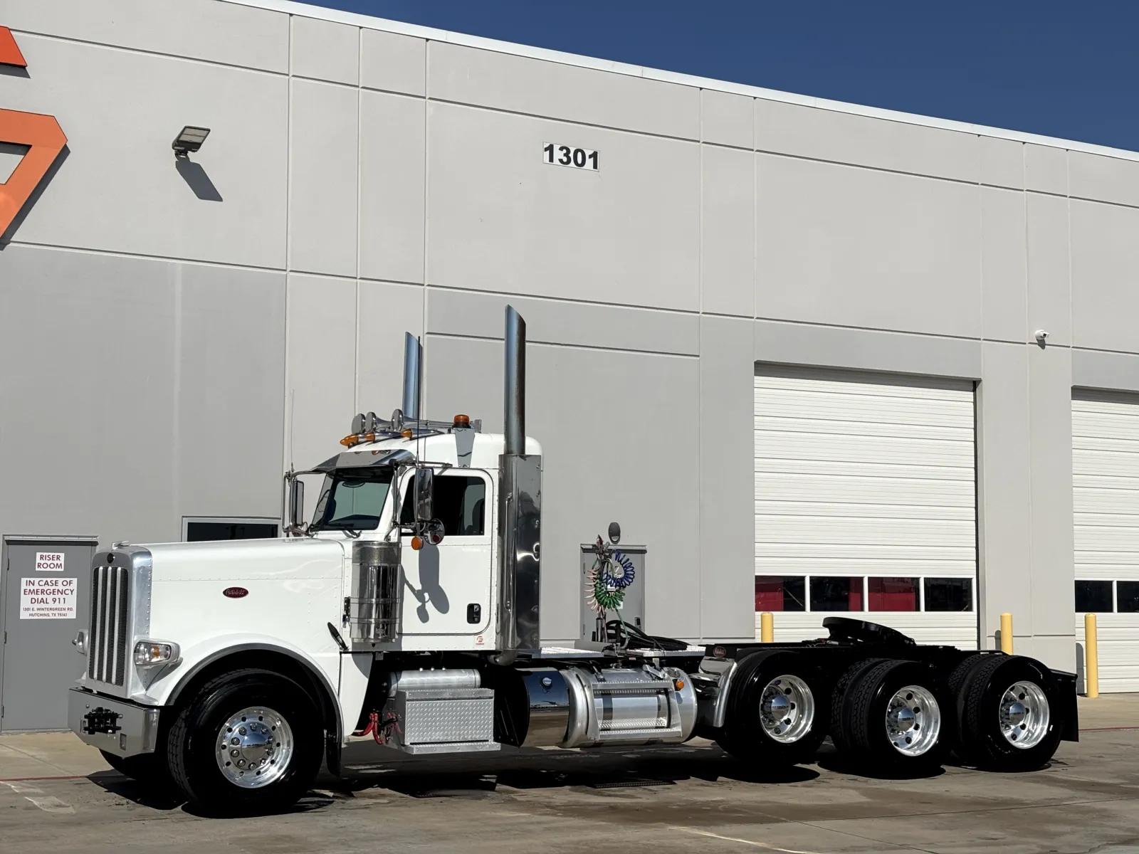 2023 Peterbilt 389 in Hutchins, TX — photo 2
