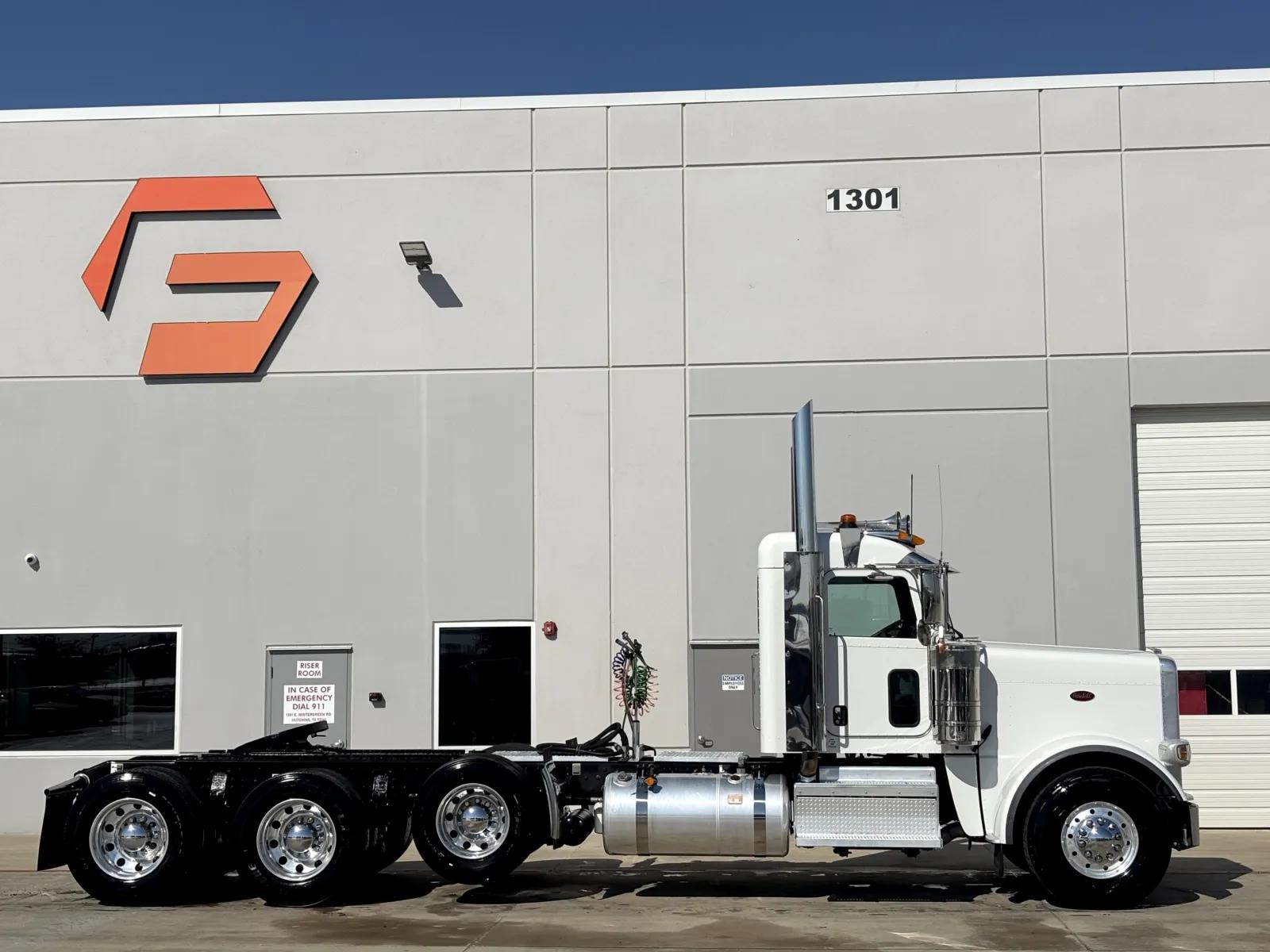 2023 Peterbilt 389 in Hutchins, TX — photo 3