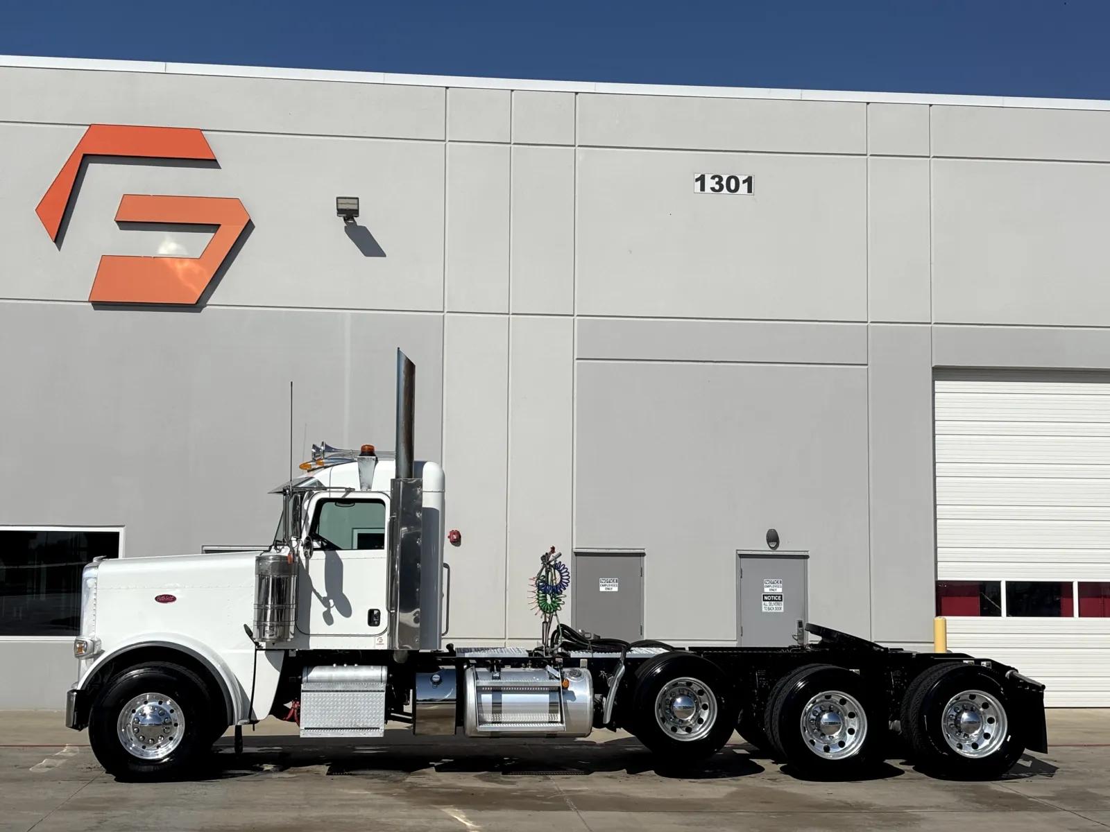 2023 Peterbilt 389 in Hutchins, TX — photo 4