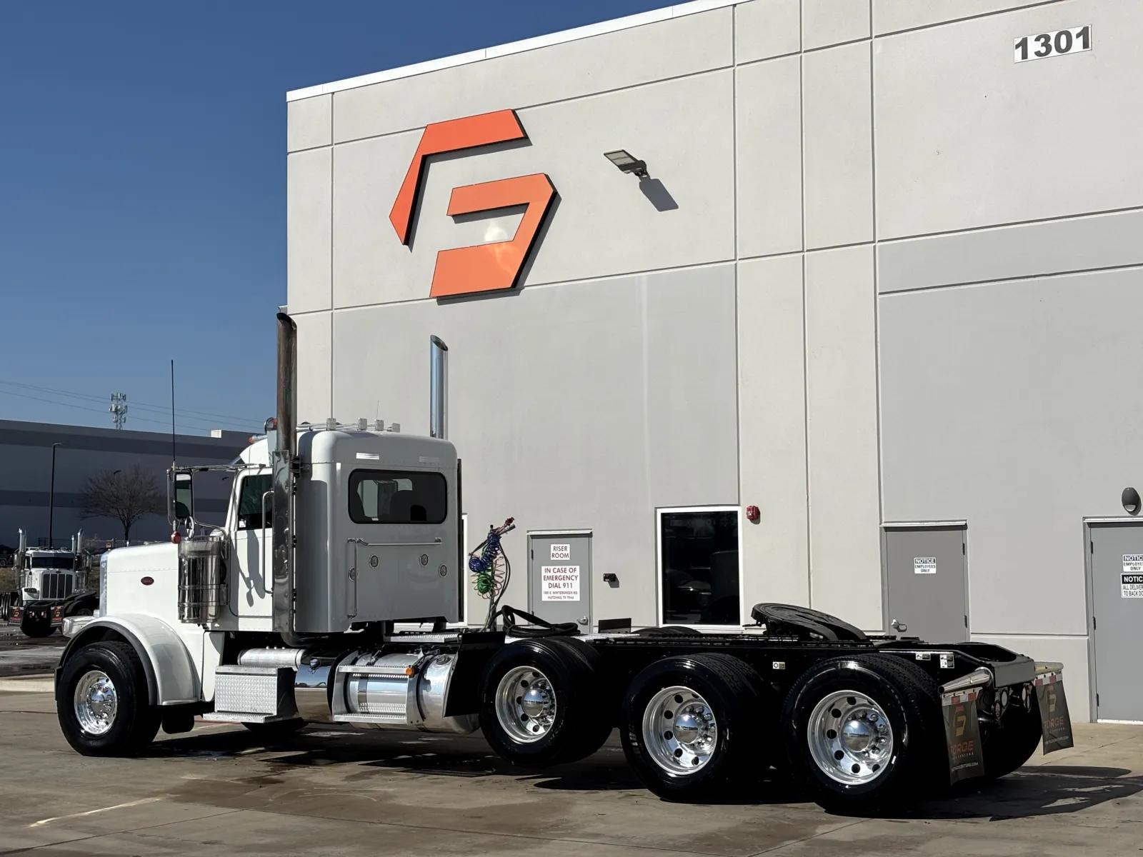 2023 Peterbilt 389 in Hutchins, TX — photo 6