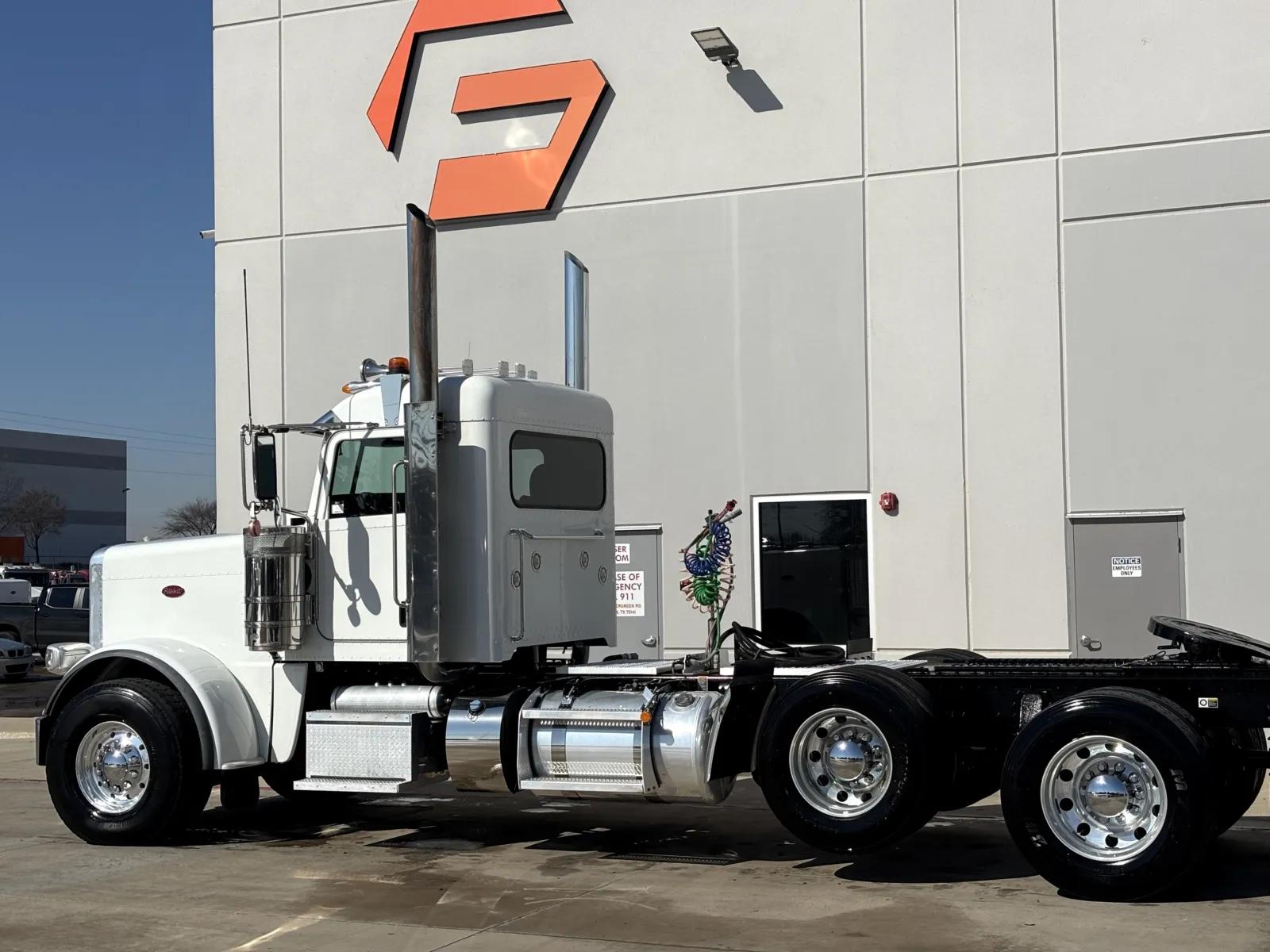 2023 Peterbilt 389 in Hutchins, TX — photo 8