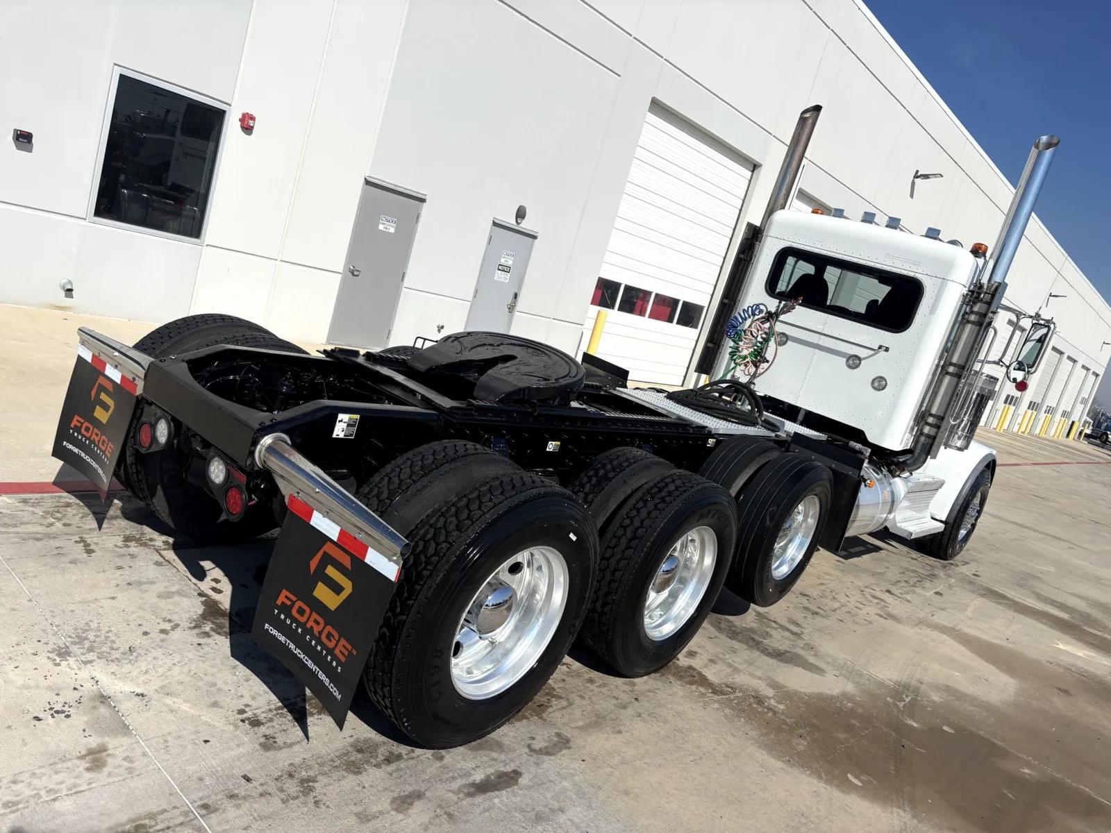 2023 Peterbilt 389 in Hutchins, TX — photo 11