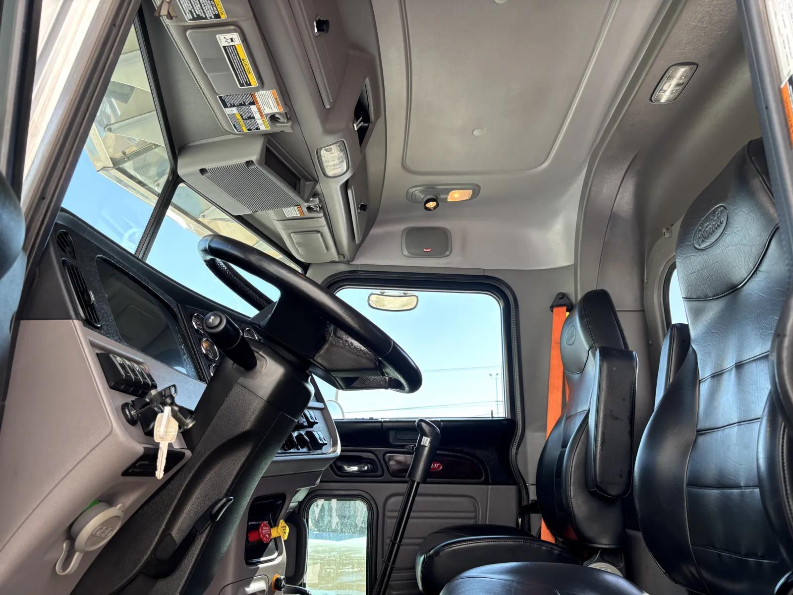 2023 Peterbilt 389 in Hutchins, TX — photo 14
