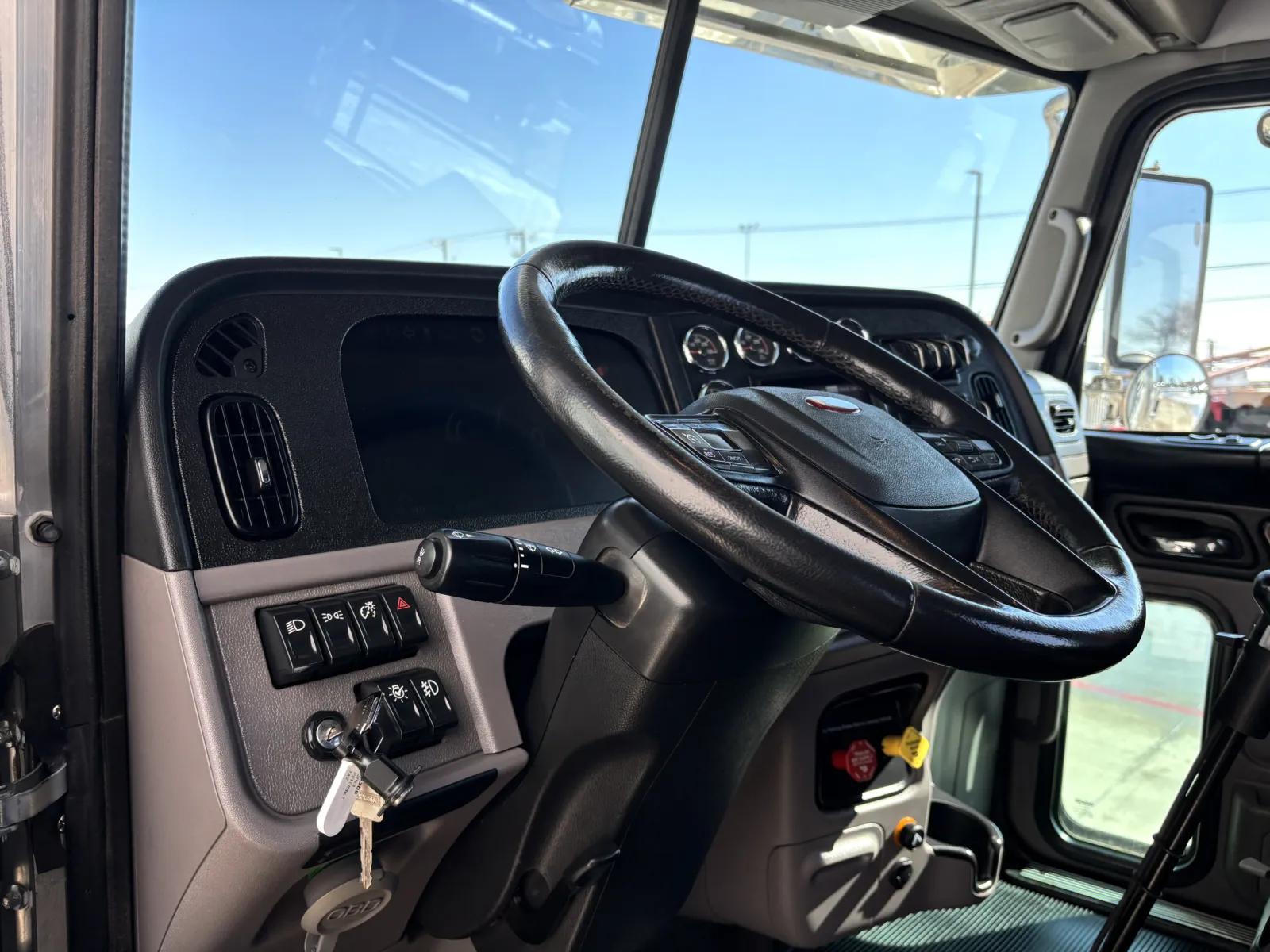 2023 Peterbilt 389 in Hutchins, TX — photo 15