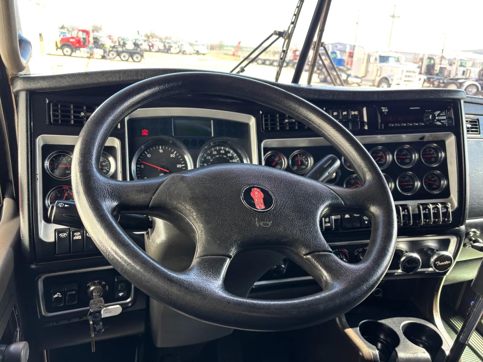 2016 Kenworth T800 in Hutchins, TX — photo 16