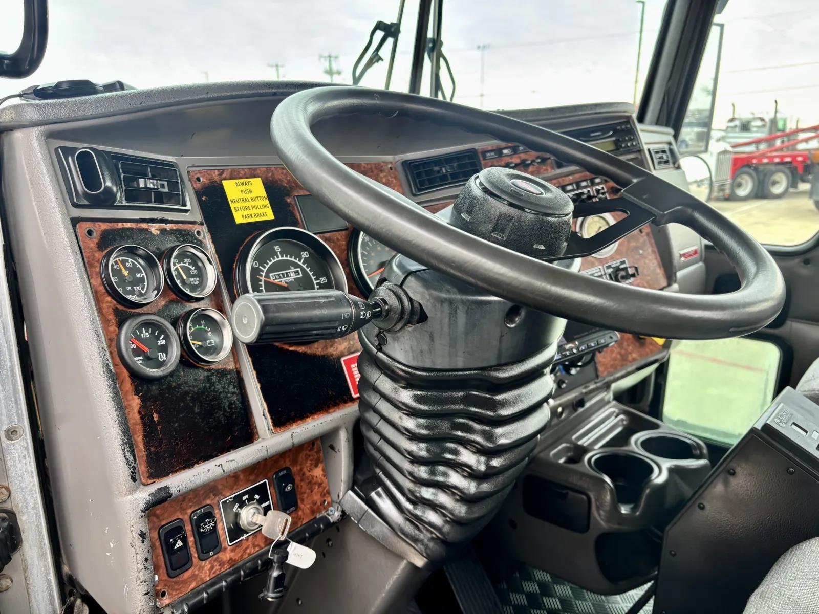 2005 Kenworth T800 in Hutchins, TX — photo 15