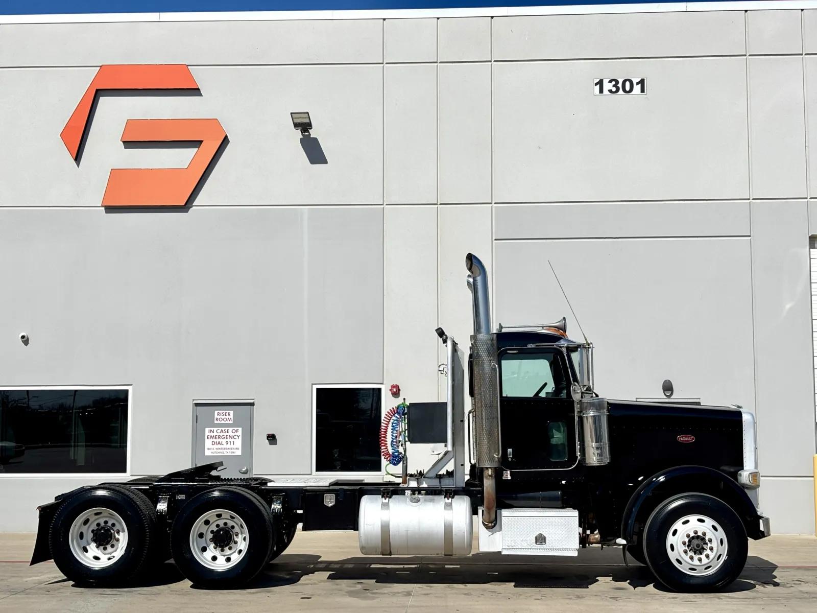 2009 Peterbilt 388 in Hutchins, TX — photo 3