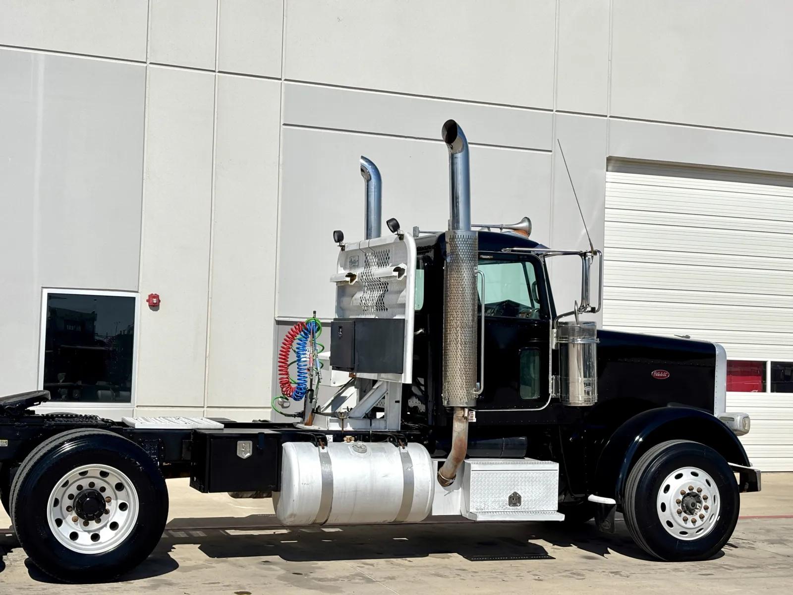 2009 Peterbilt 388 in Hutchins, TX — photo 7