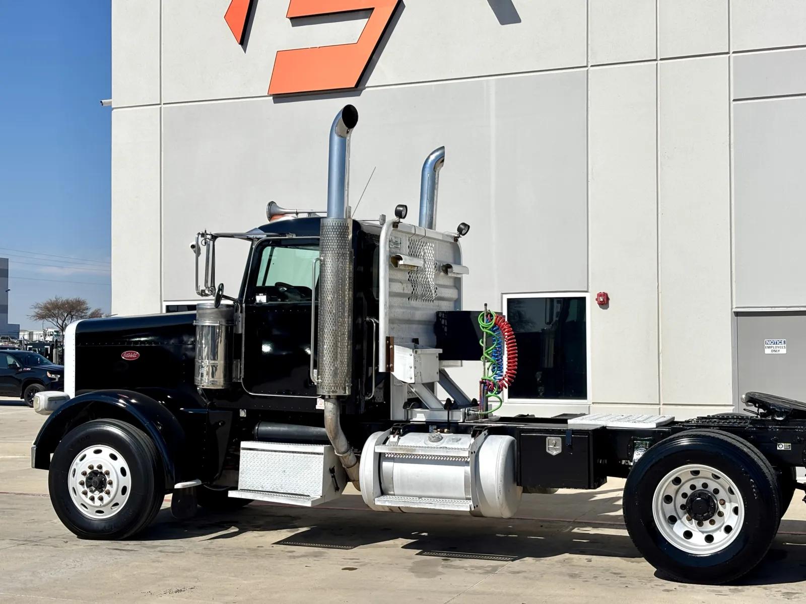 2009 Peterbilt 388 in Hutchins, TX — photo 8