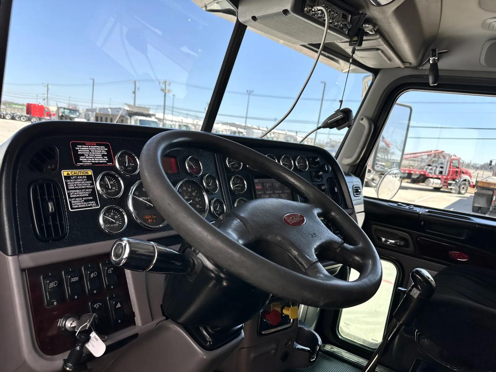 2016 Peterbilt 389 in Hutchins, TX — photo 15