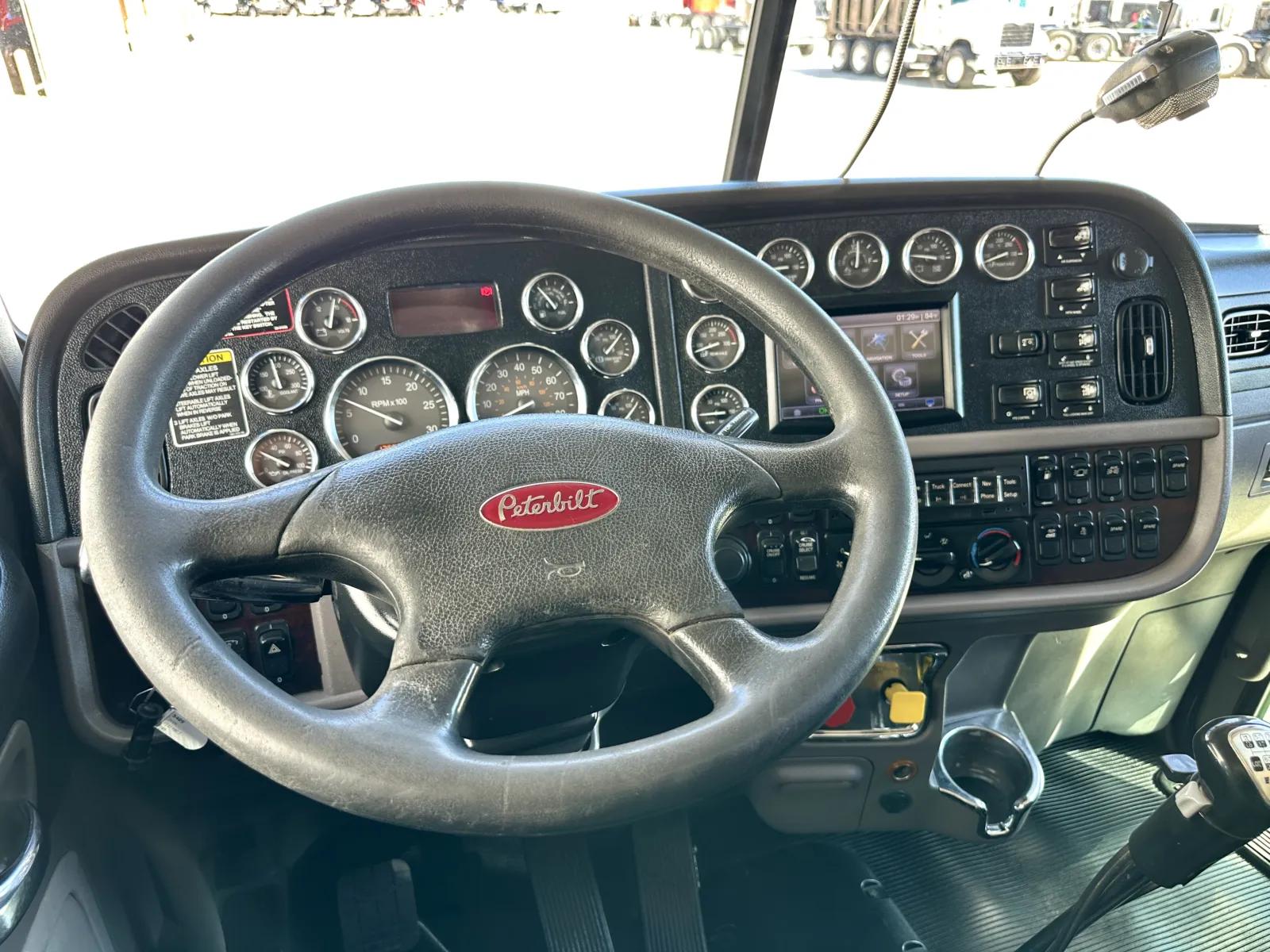 2016 Peterbilt 389 in Hutchins, TX — photo 16