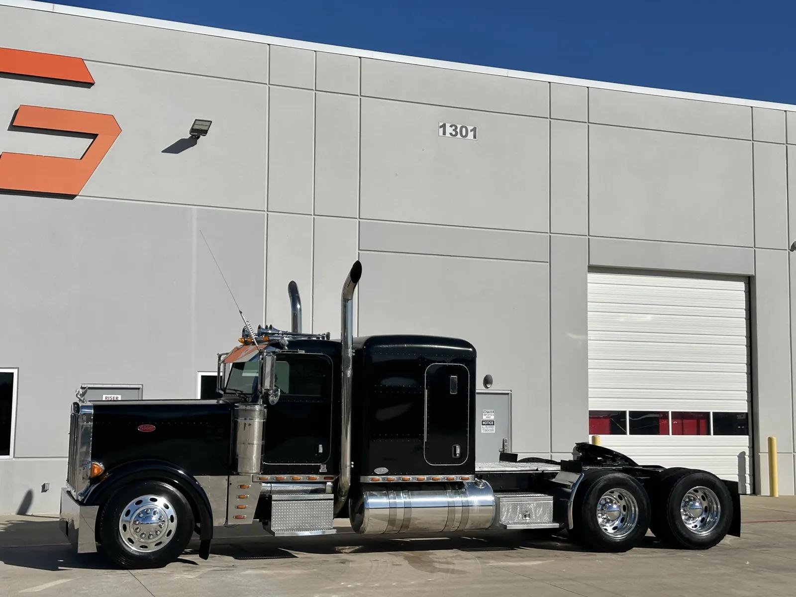 2005 Peterbilt 379 in Hutchins, TX — photo 2