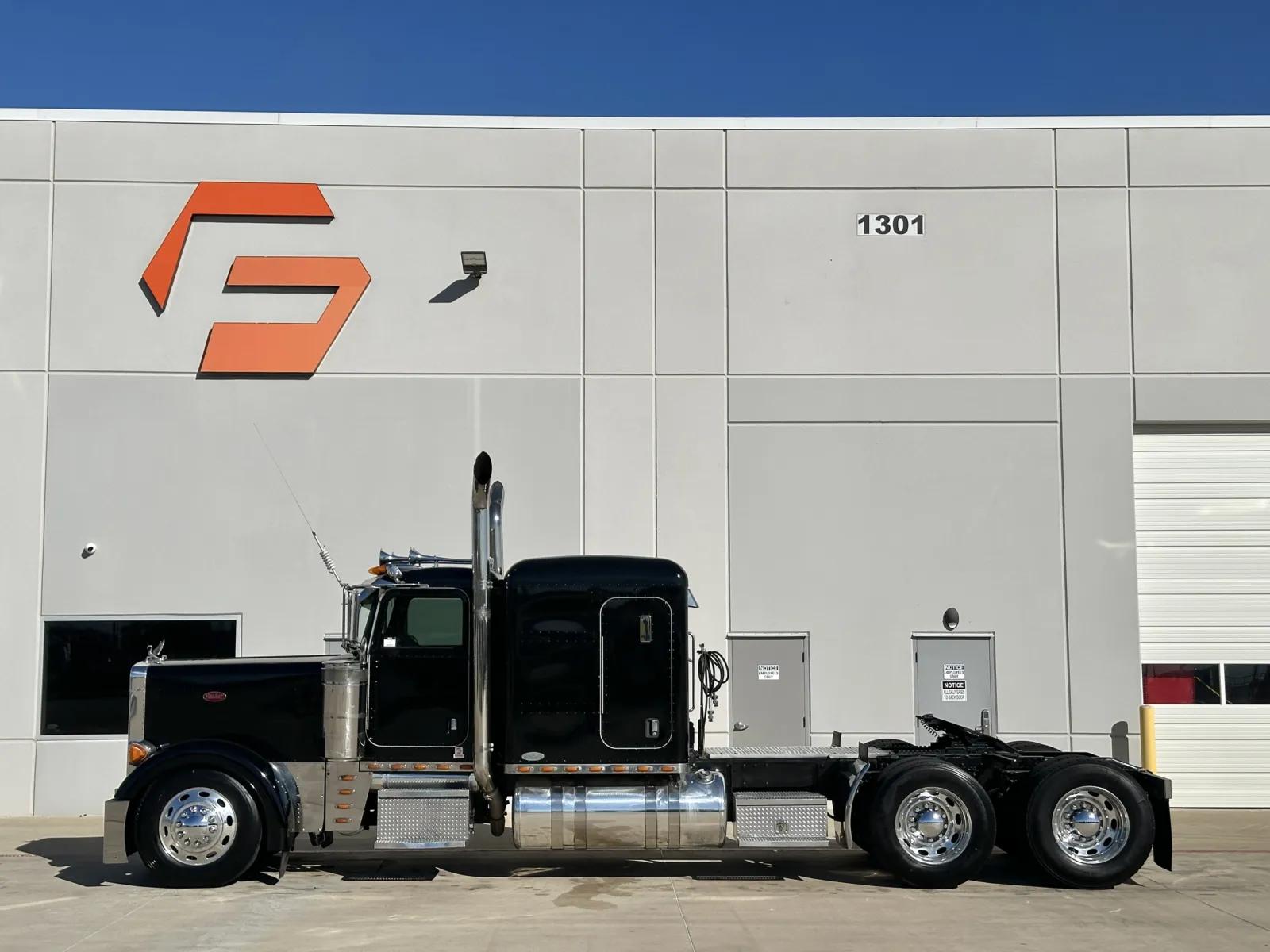 2005 Peterbilt 379 in Hutchins, TX — photo 4