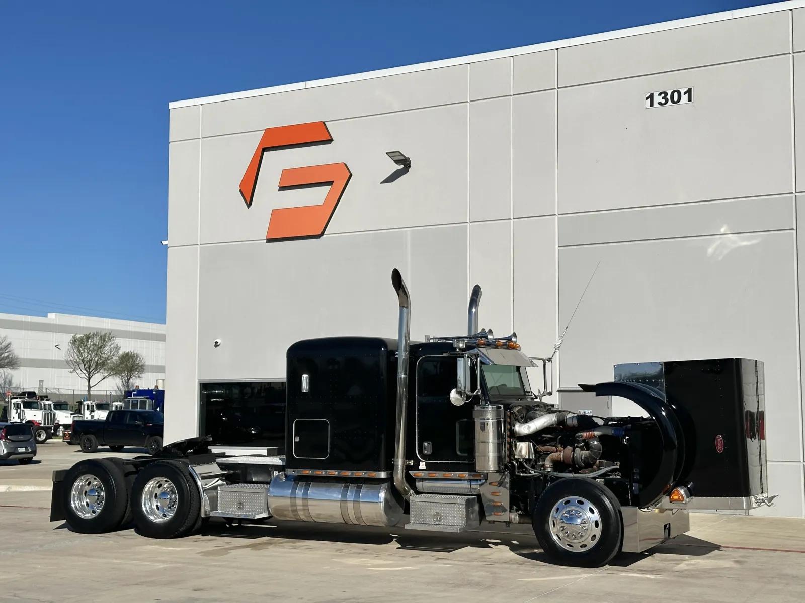 2005 Peterbilt 379 in Hutchins, TX — photo 9