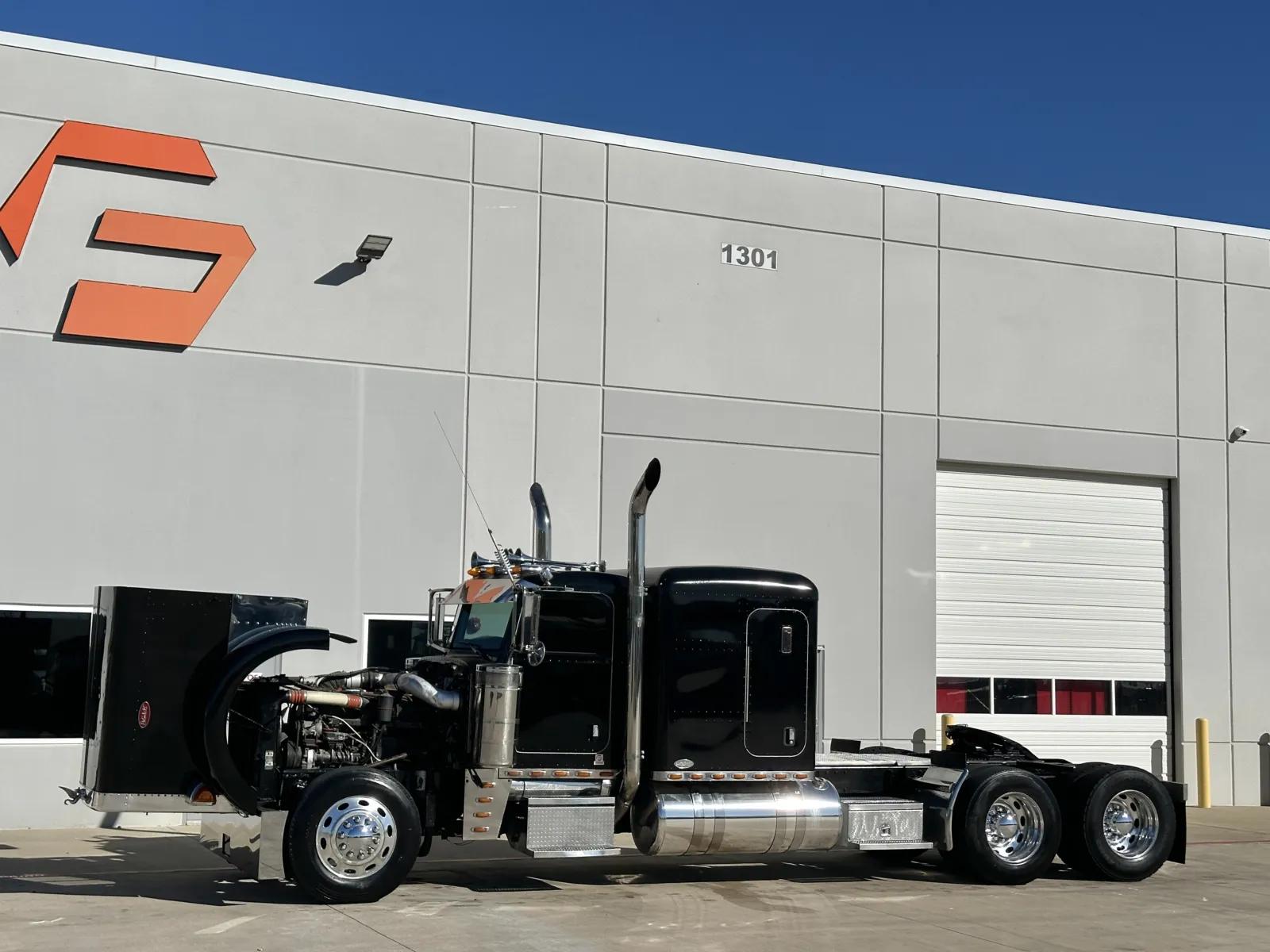 2005 Peterbilt 379 in Hutchins, TX — photo 10