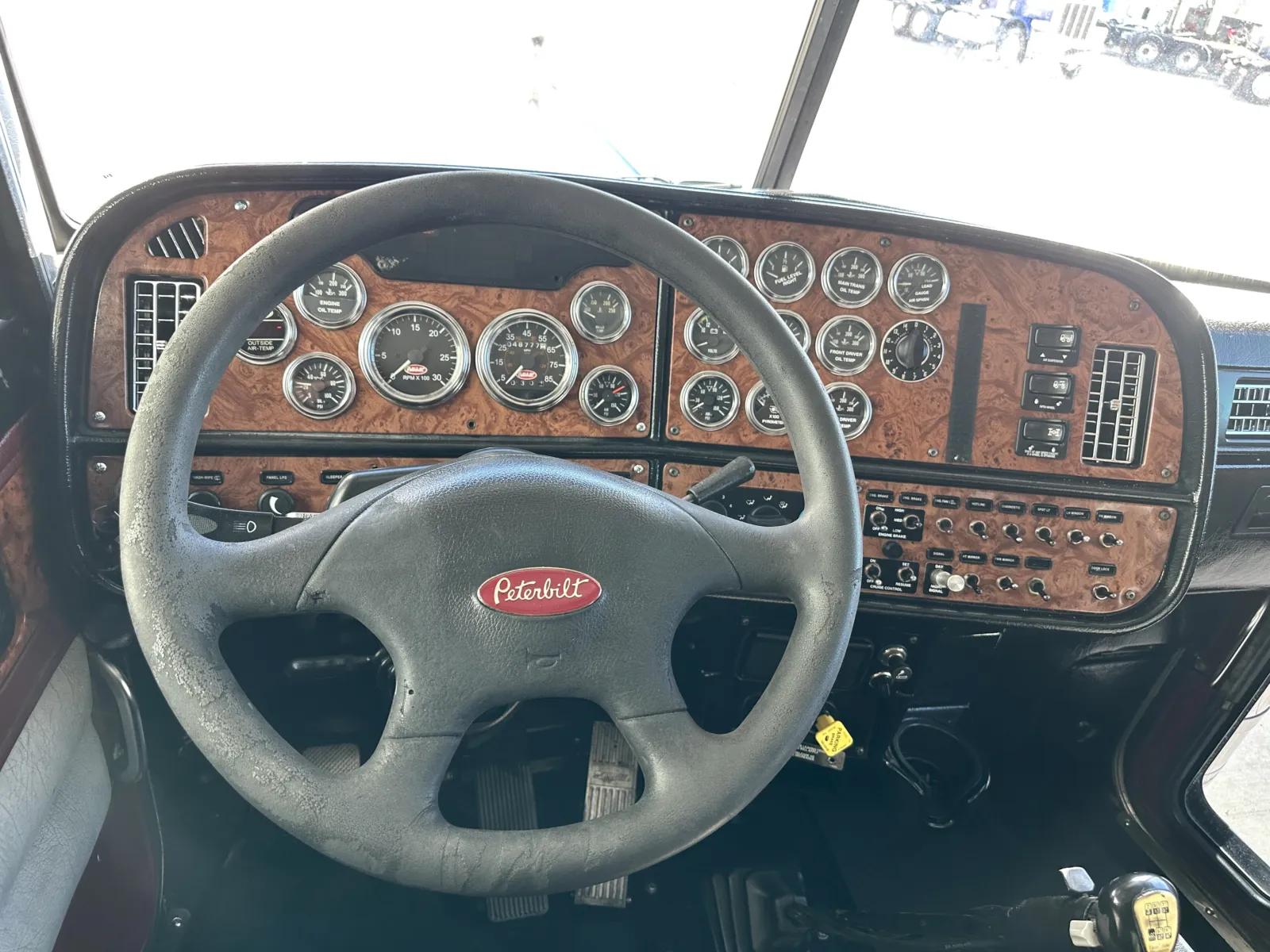 2005 Peterbilt 379 in Hutchins, TX — photo 15