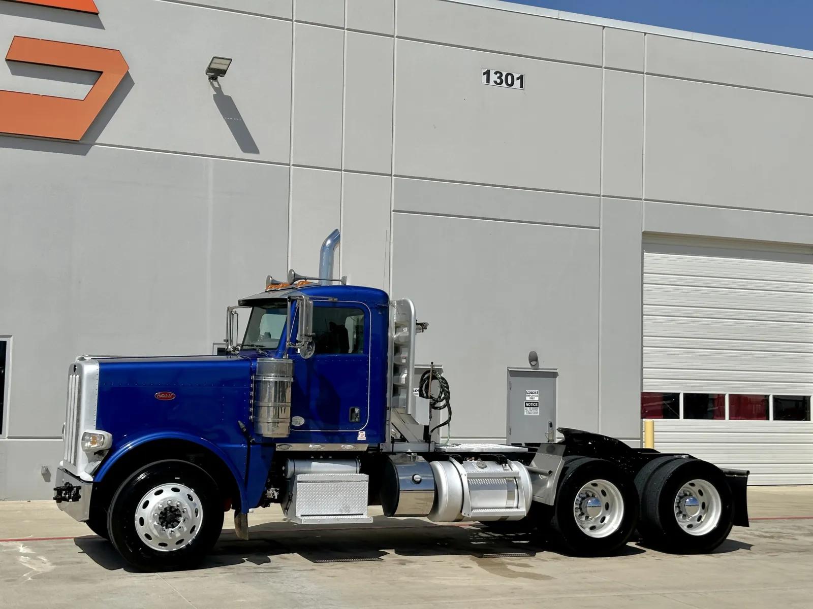 2019 Peterbilt 389 in Hutchins, TX — photo 2