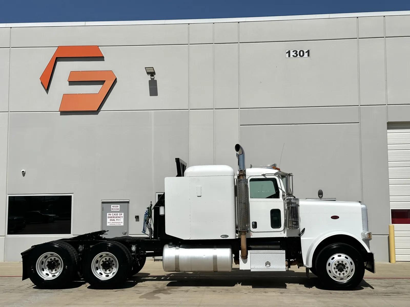 2008 Peterbilt 388 in Hutchins, TX — photo 3