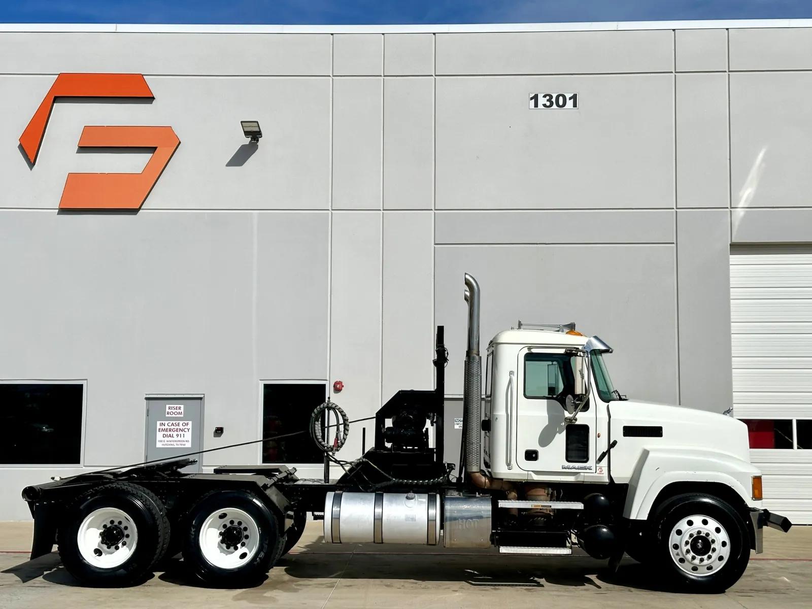 2013 Mack Pinnacle in Hutchins, TX — photo 3