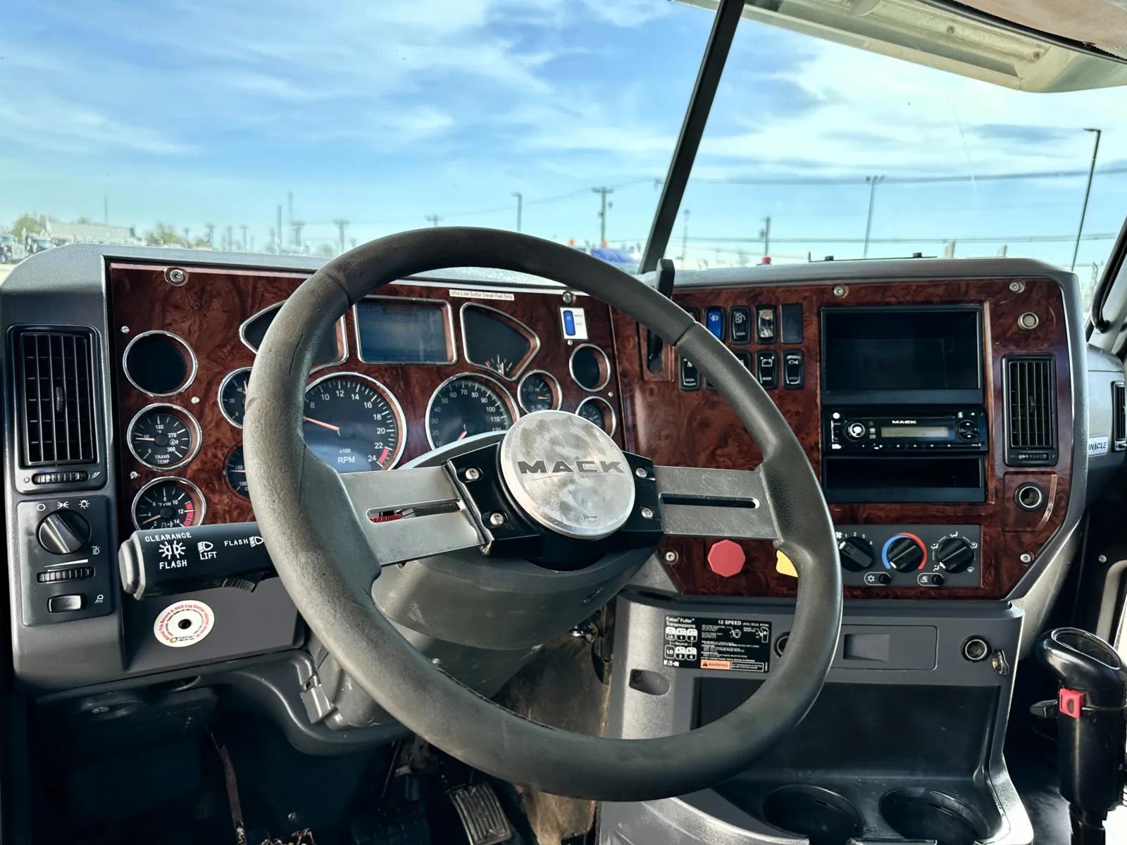 2013 Mack Pinnacle in Hutchins, TX — photo 15